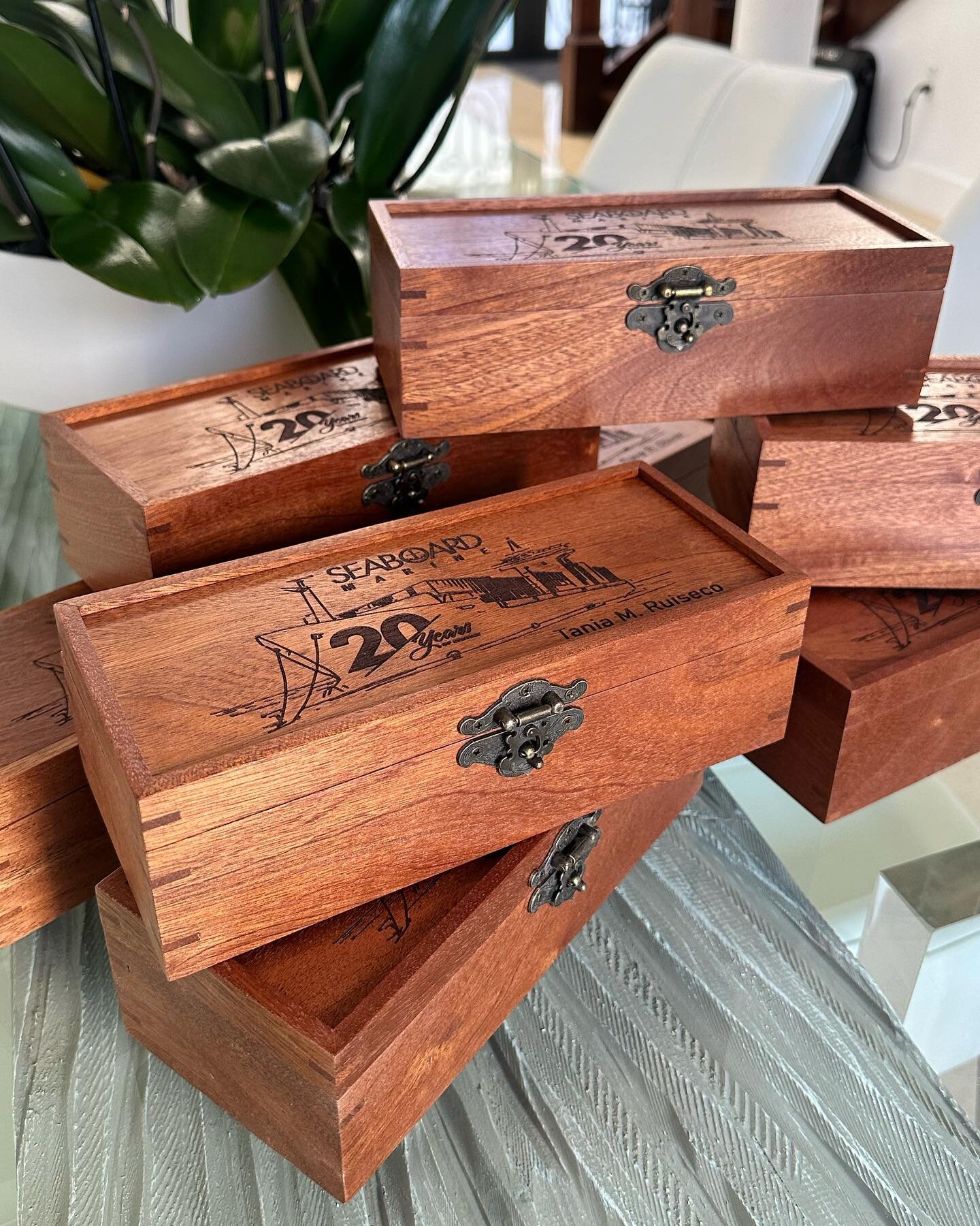 That&rsquo;s a wrap! Anniversary boxes will be delivered today! #wrap #mahogany #boxes #personalizedgifts #anniversarygift #employeeappreciation #customwoodwork #handmadegifts