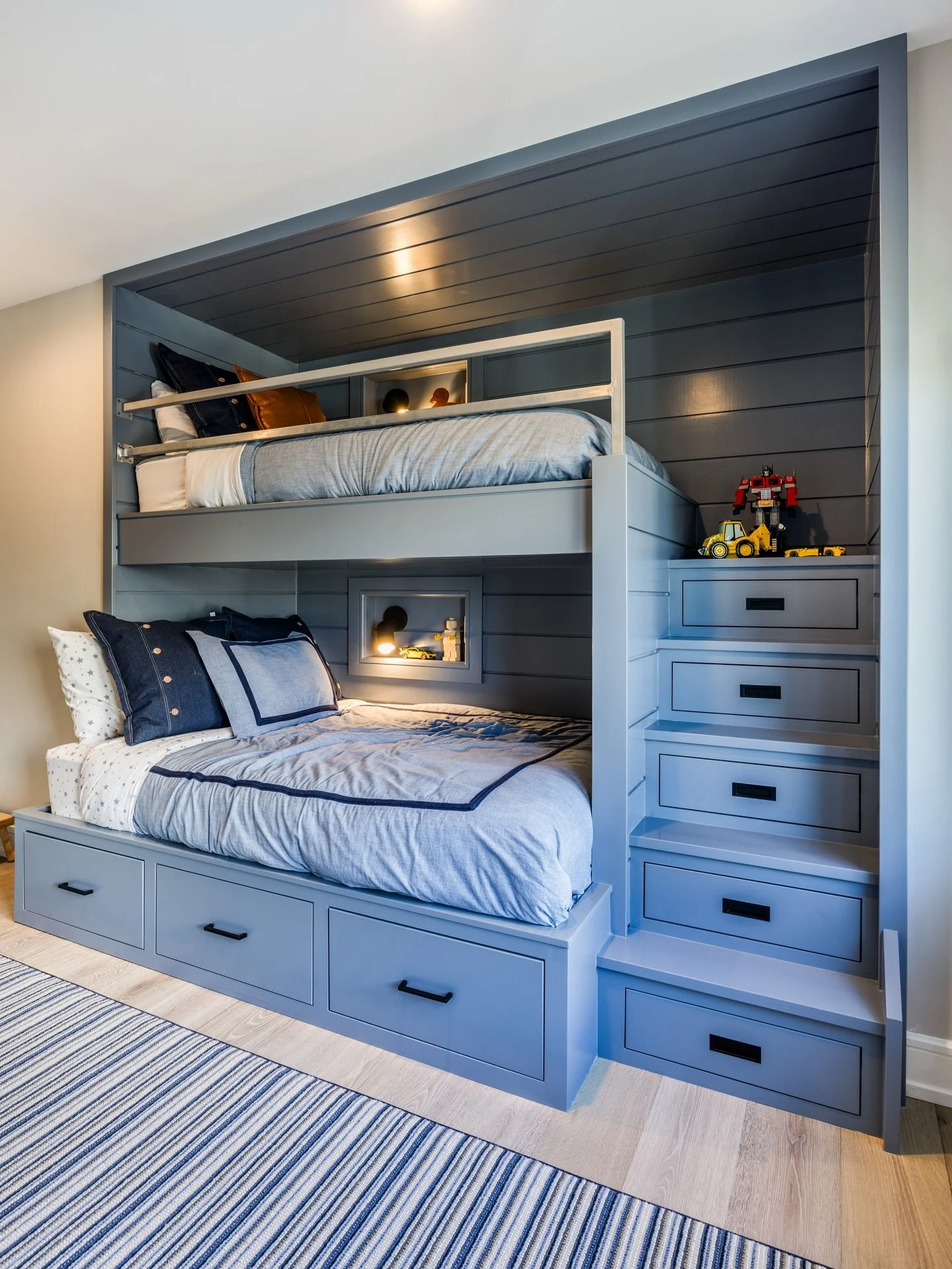 Bunk rooms made for the whole family! Custom built-in bunks for cozy sleepovers, plenty of storage, and durable finishes that keep the space functional and easygoing. Designed to maximize every inch. ✨😴