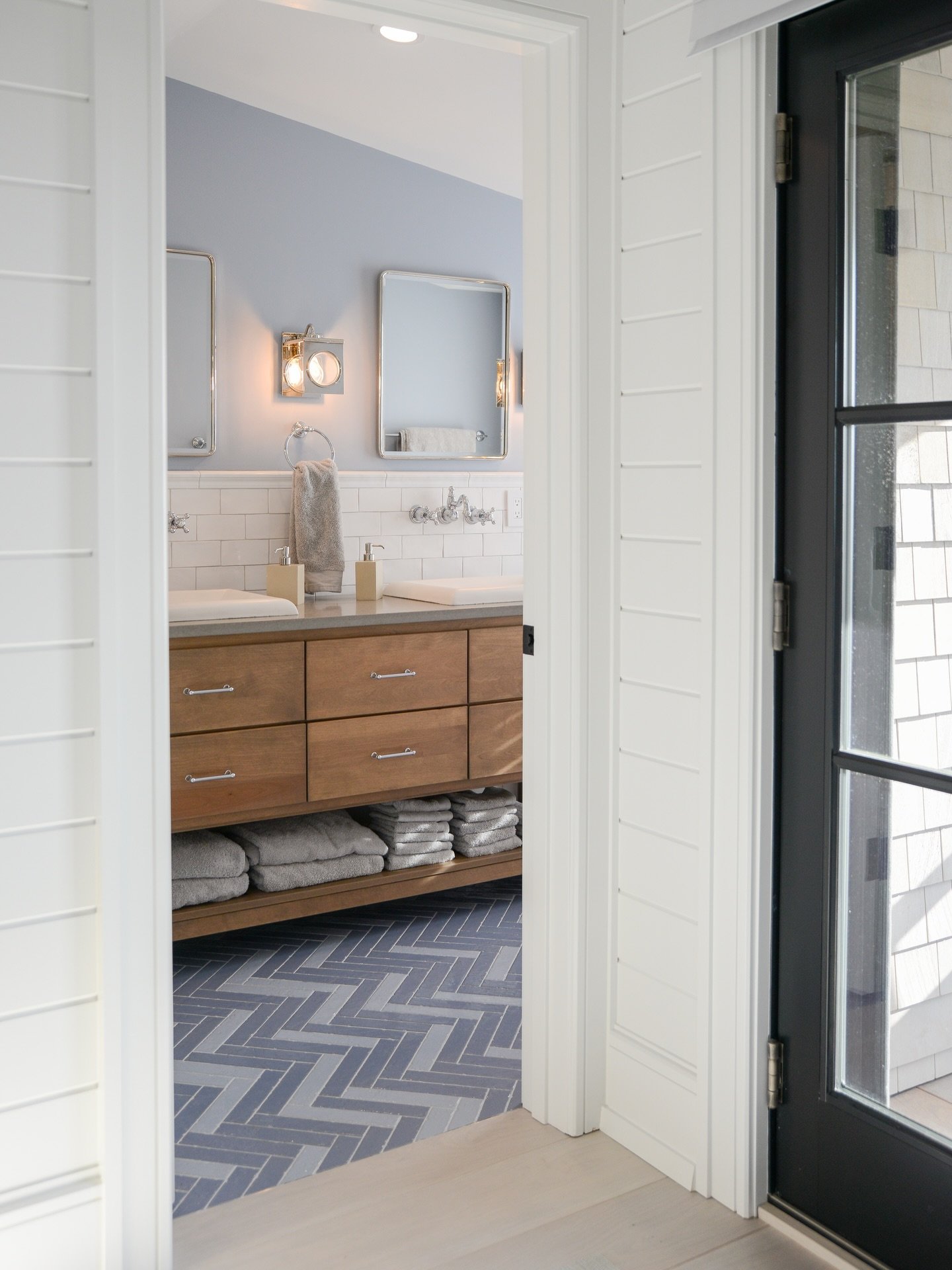 Soft blues, warm wood, and details that do the heavy lifting ✨This bathroom is all about balance: a calm coastal palette paired with a herringbone tile moment that adds just the right amount of texture and movement. Proof that even the quietest space