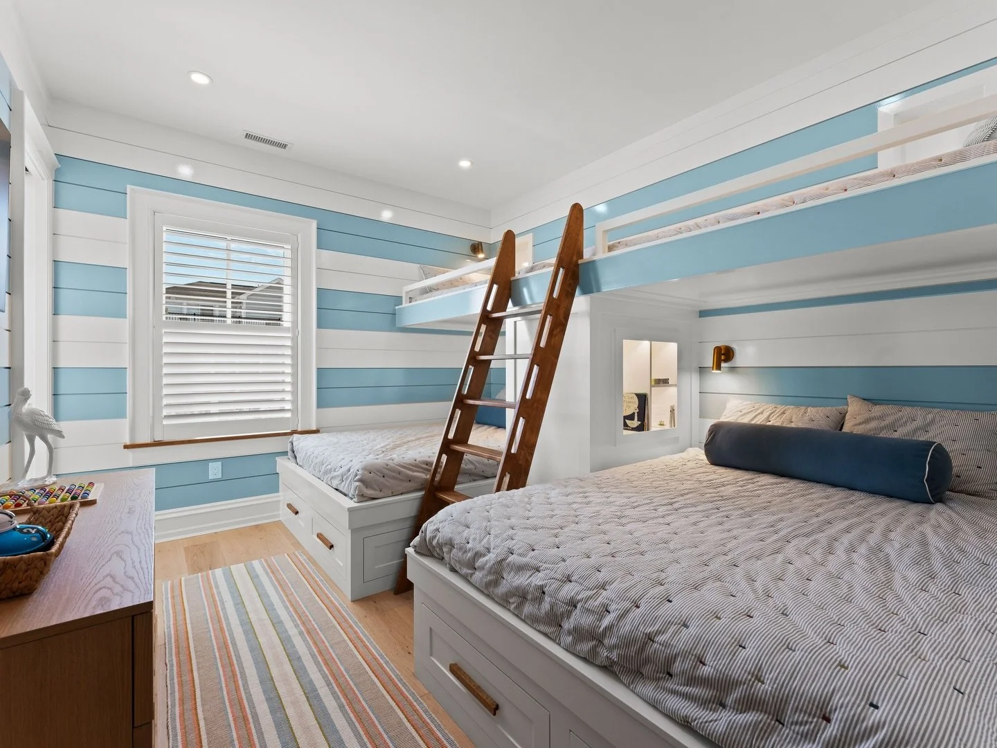 Playful meets polished ✨ the custom script-wrapped bathroom by @charliewhiskeydesign featuring all your favorite OC spots to the crisp striped shiplap bunk room, every detail strikes the perfect balance between elevated and effortlessly fun 💙🛁🛏️

