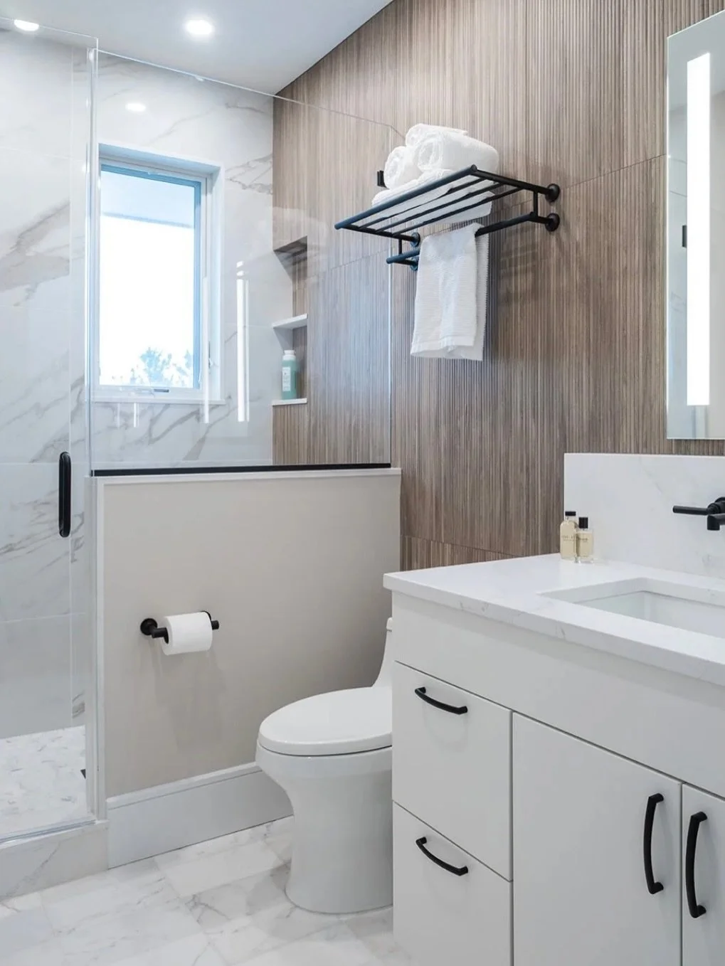 Clean lines, warm texture, and just the right contrast 🤍It's giving spa energy, every single day 🧖&zwj;♀️🛀✨🚿