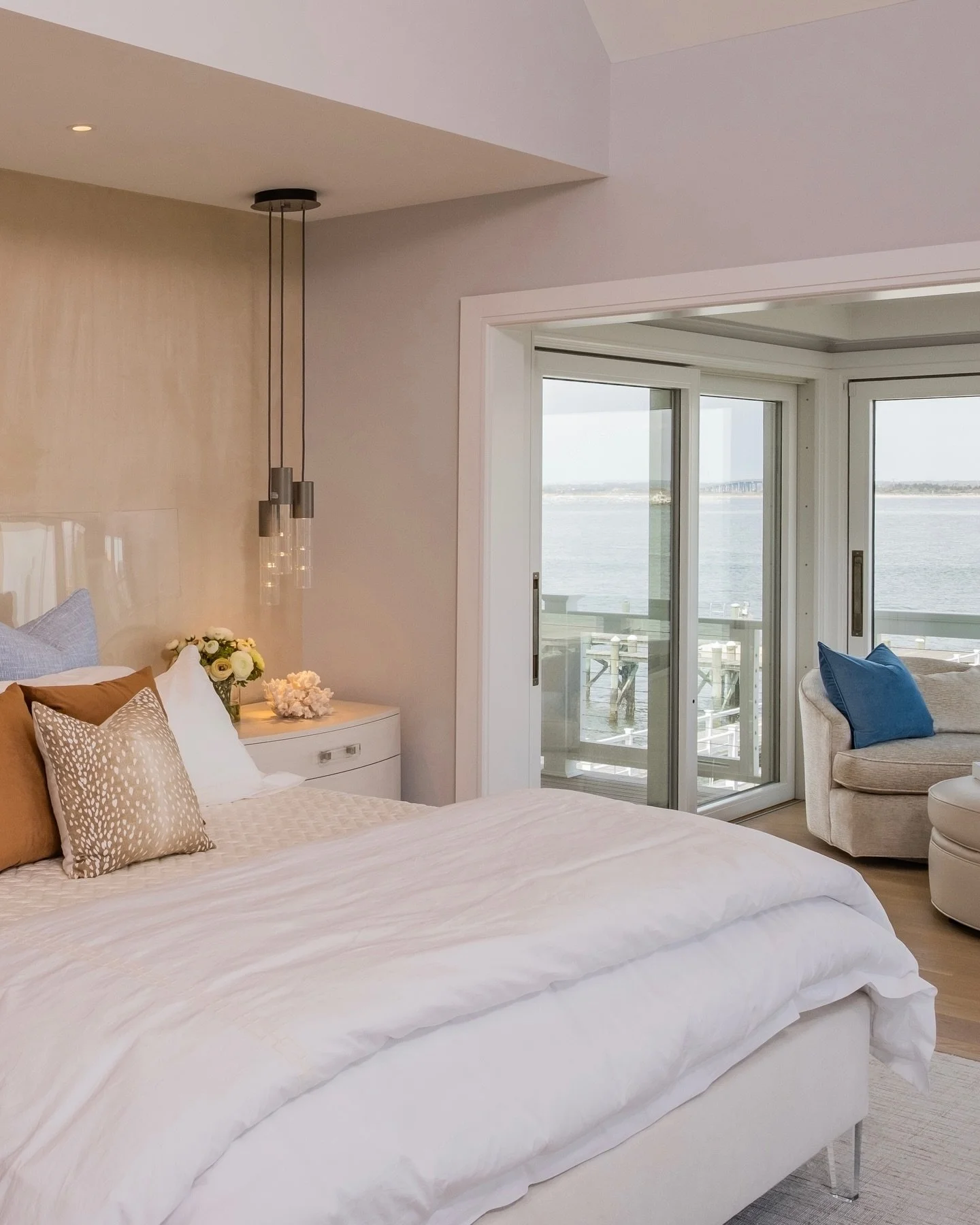Where the bedroom ends and the view begins ✨ Layered neutrals, soft textures, and a seamless flow into this waterfront lounge creating a space that feels equal parts serene and elevated 🤍