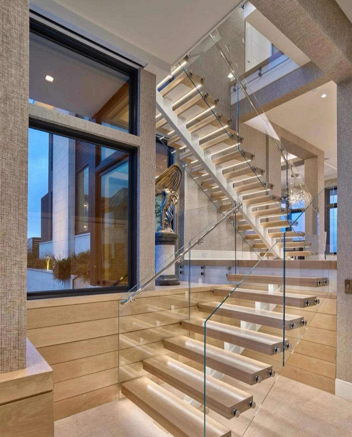 Where architecture meets artistry ✨ This floating staircase creates a striking focal point with clean lines, warm wood tones, and seamless glass detailing bringing lightness and luxury to every level.