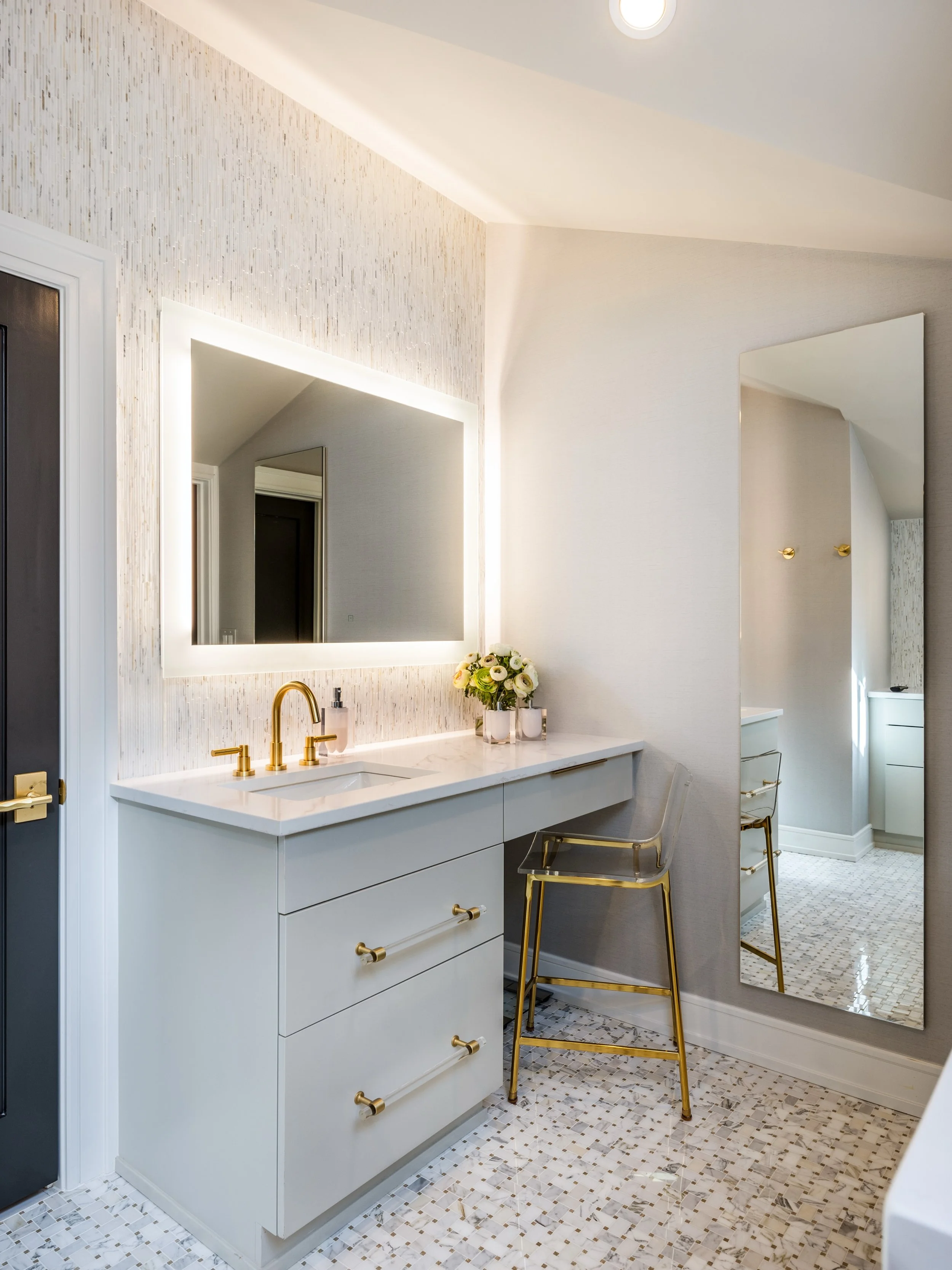 Where beauty meets function ✨ This bathroom moment pairs soft, elevated finishes with hidden storage that keeps everyday essentials organized and out of sight. Every detail was designed to make this space feel as luxurious as it is practical.