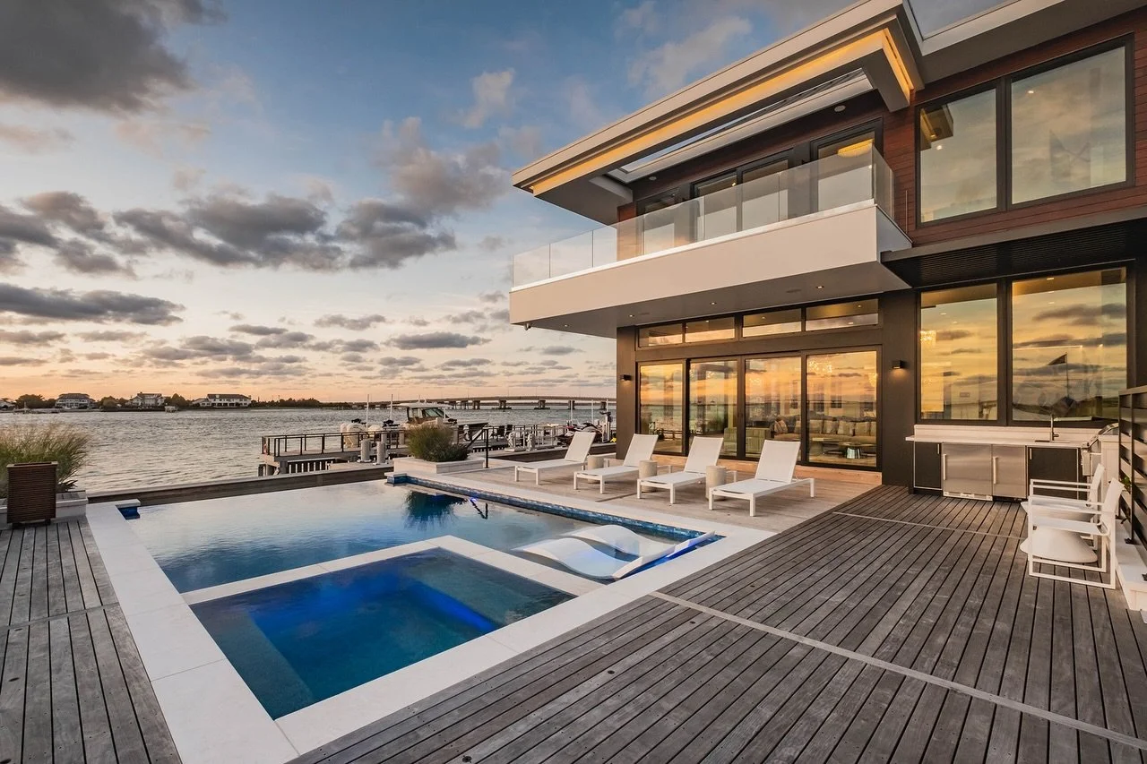 Sleek design, serene waters, and a weekend worth savoring 🇺🇸 Reflecting this Memorial Day through intentional design, wide-open views, and moments to truly unwind ✨ Wishing everyone an amazing MDW!