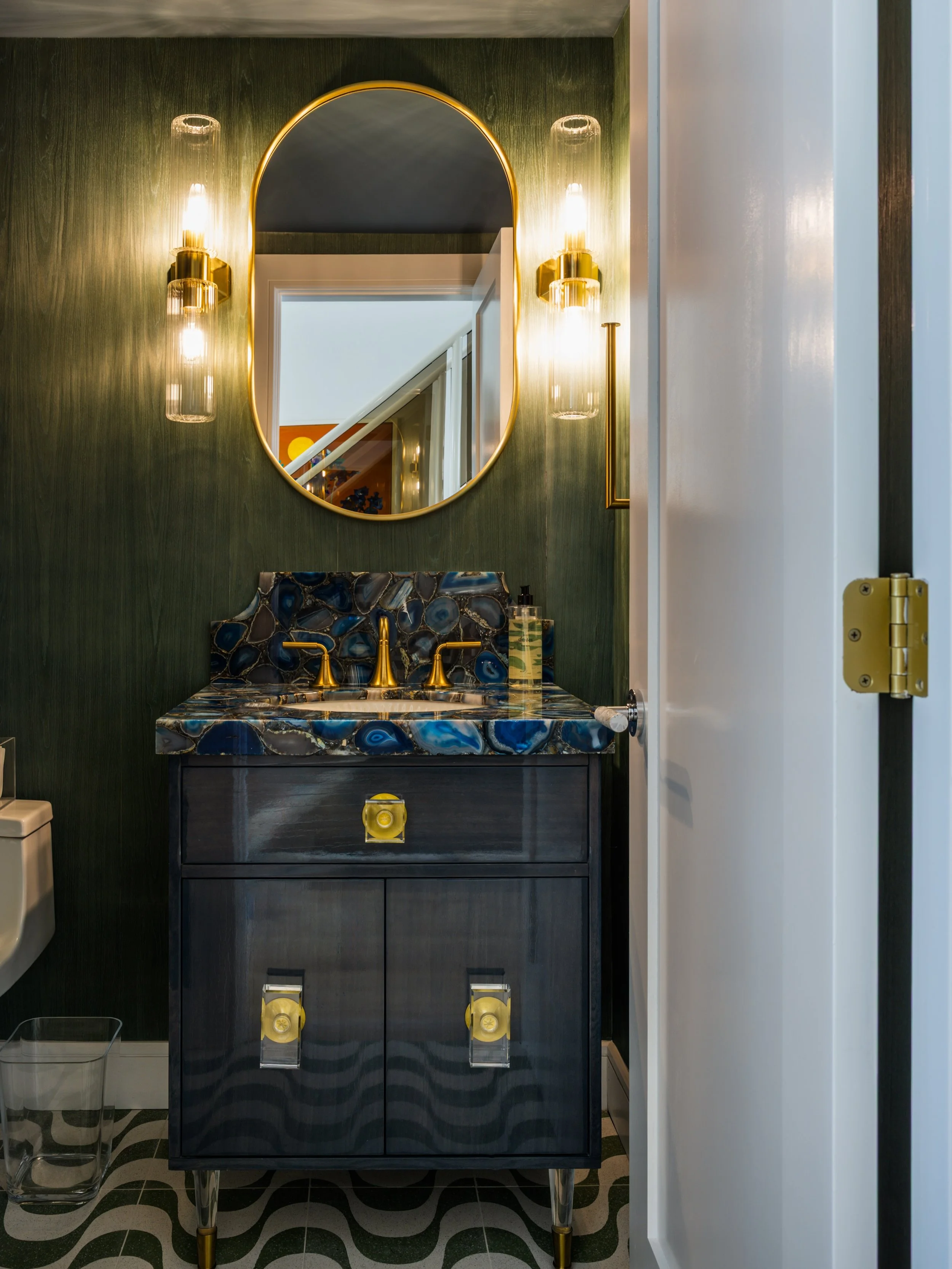 Bold blue agate countertop, warm brass accents, and deep green walls! Every detail adds texture, contrast, and drama to make this small space unforgettable ✨

📸: @benhalephoto