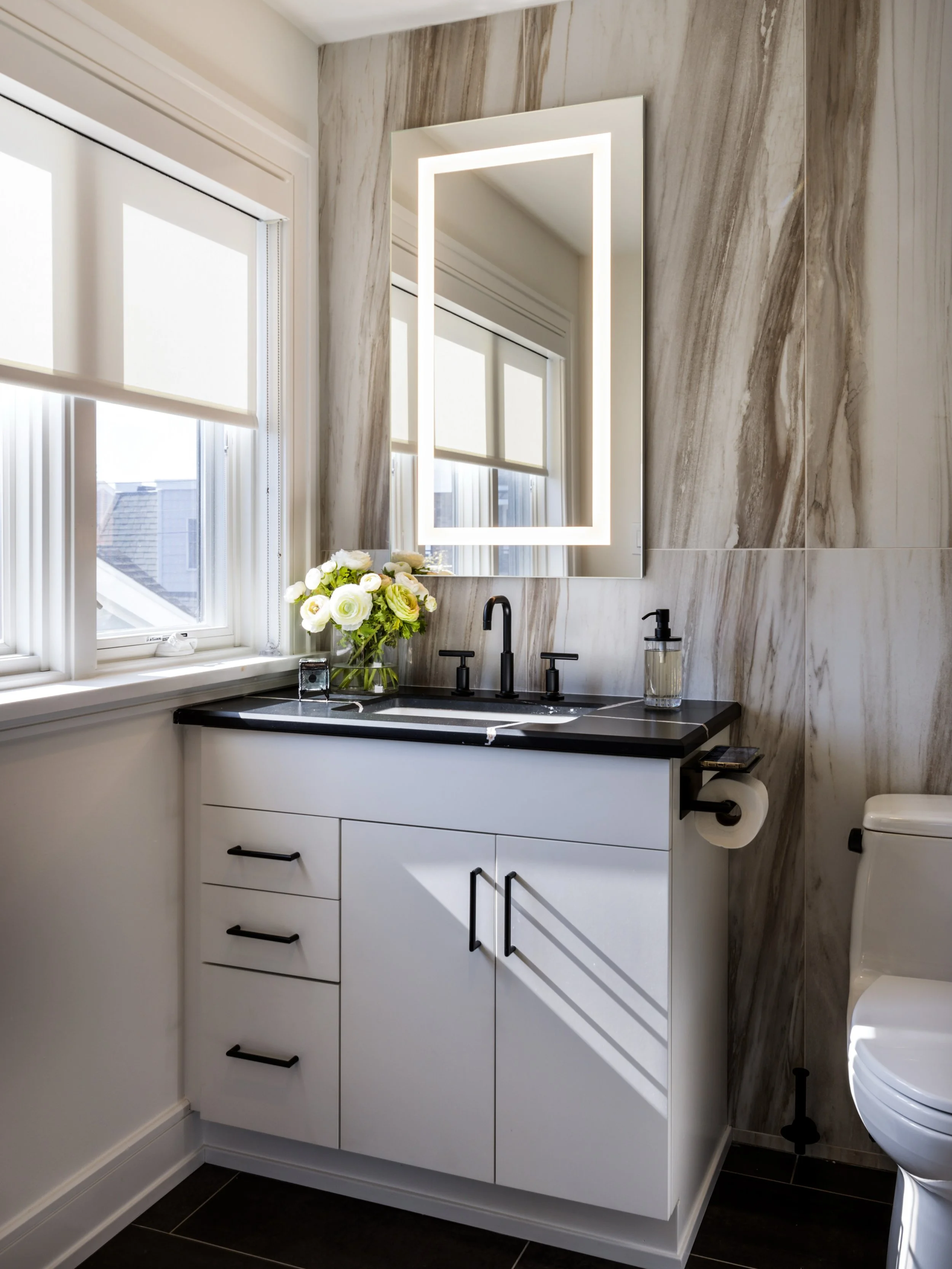 Clean lines, calm tones, and thoughtful details ✨ A bathroom designed to feel bright, modern, and effortlessly serene where everyday routines feel a little more elevated. 🖤🤍