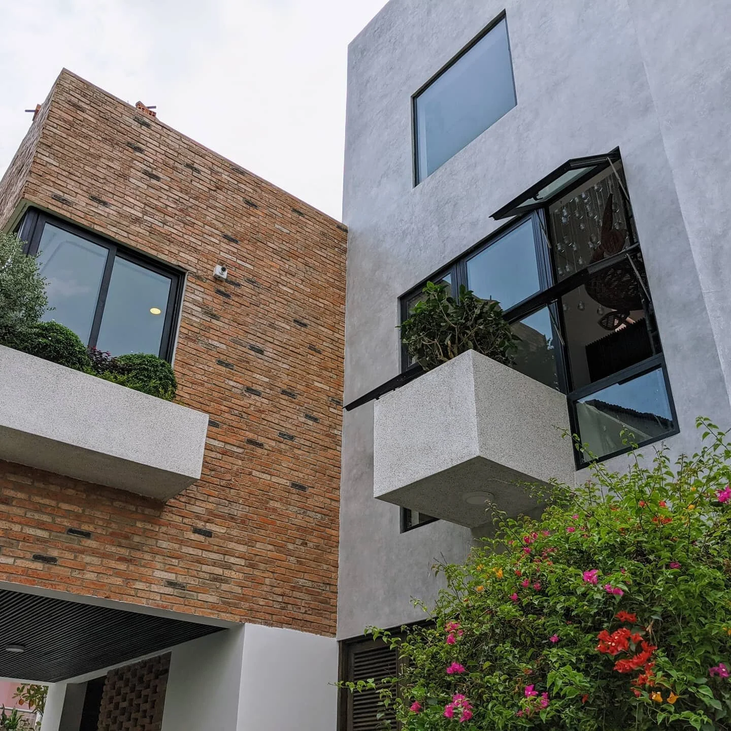 Villa Truong Quoc Dung
Phu Nhuan District, Hochiminh

Pet lovers will love our Live Pure range of products as the owner of this house did for her animal friends 🐕

Live Pure products provide the strongest protection together with the most natural, u