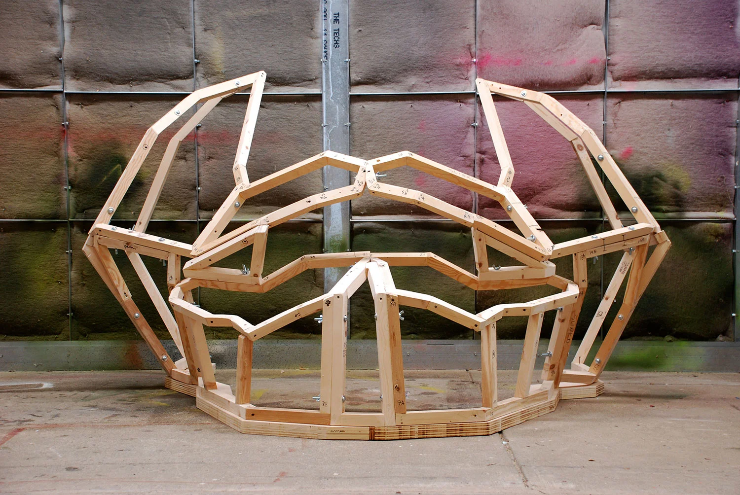Underlying structure of the sculpture 'Crowd-Pleaser'
