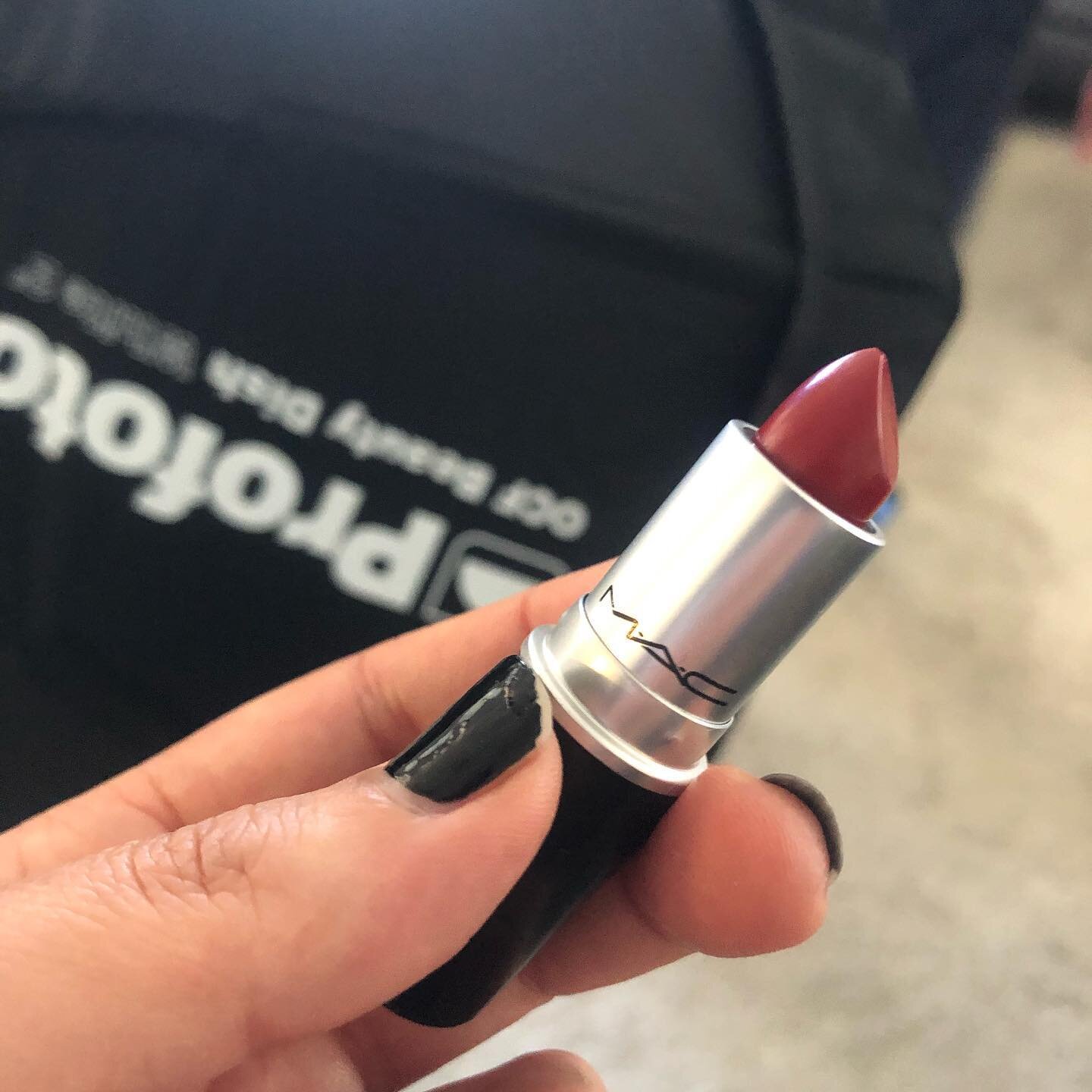 I love the sound of fresh Mac Russian Red in the morning 💋