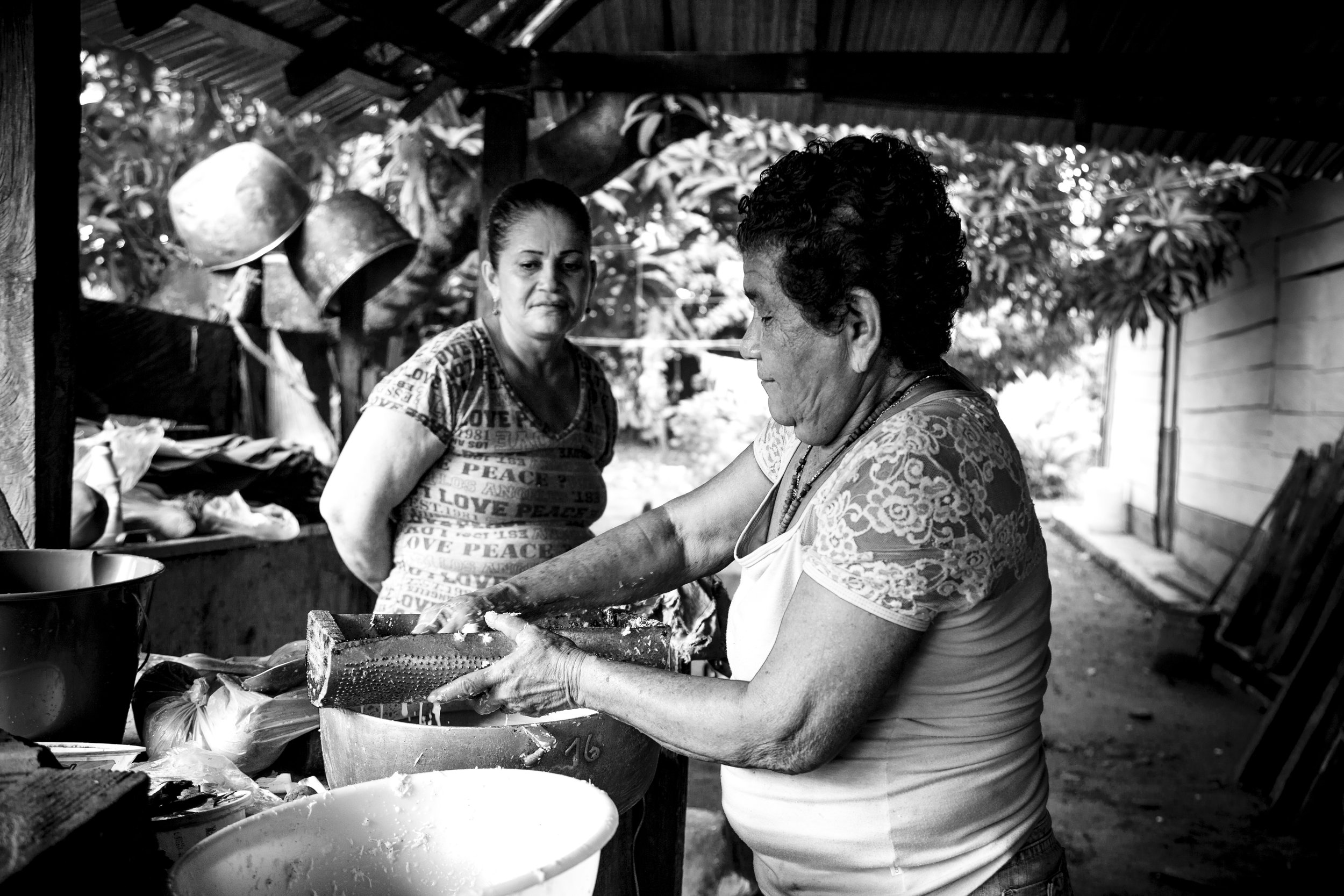 Liliana Merizalde Land in peace Apartadó 30 doña Edita cocinando bn.jpg