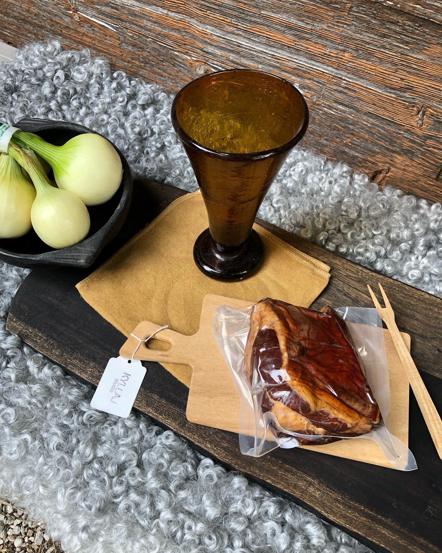 I medeltida anda s&aring; har vi just nu f&auml;rskt r&ouml;kt lammk&ouml;tt i butiken som kan sk&auml;ras i skivor och &auml;tas direkt🍖  med dukning fr&aring;n @kyllajstudio