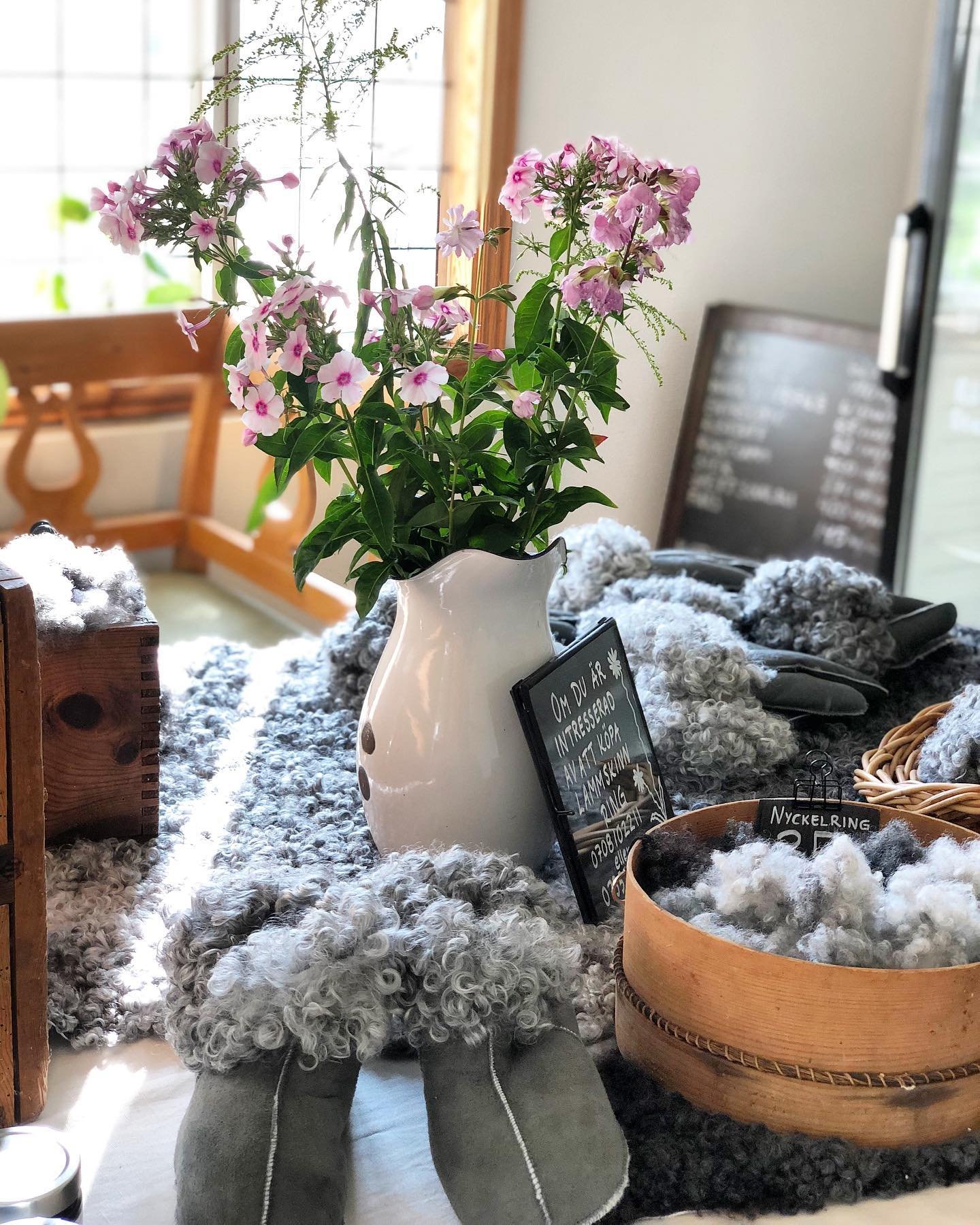Nu &auml;r v&aring;r lilla g&aring;rdsbutik &ouml;ppen igen f&ouml;r hela vinterhalv&aring;ret, v&auml;lkomna!🌻 Alla dagar 11-17