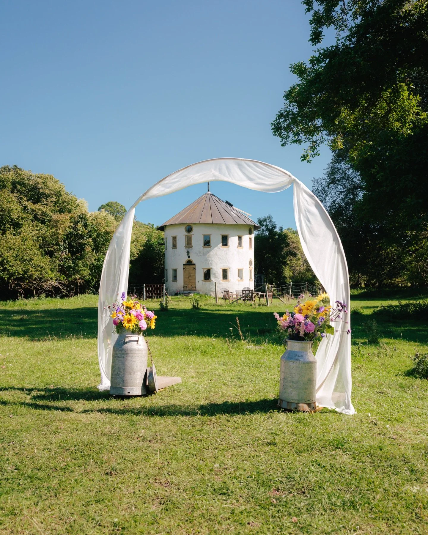 Ett av f&ouml;rra sommarens magiska br&ouml;llop med vigsel intill lokalen och v&aring;rt Bihus i bakgrunden. &hearts;️🌻

Om ni dr&ouml;mmer om lantlig charm f&ouml;r er br&ouml;llopsdag, h&ouml;r av er s&aring; visar vi er runt. ✨

📸: @davidsahlbe