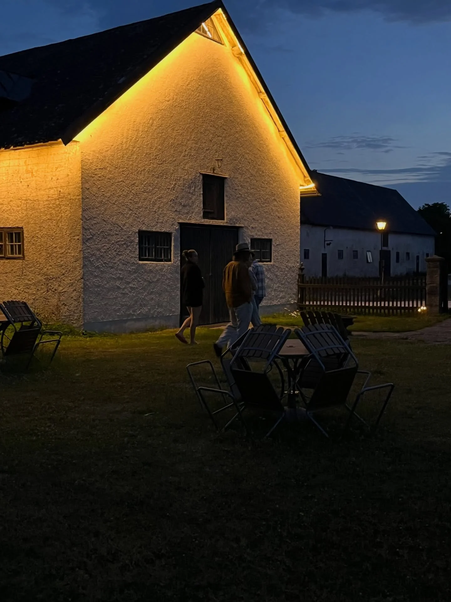 F&ouml;rra &aring;ret fick festlokalen en ny ljusslinga som l&ouml;per l&auml;ngs hela utsidan. ✨

Inomhus har v&aring;ra g&auml;ster alltid fria h&auml;nder att pynta s&aring; som de sj&auml;lva vill. Bilderna &auml;r fr&aring;n ett otroligt vackert