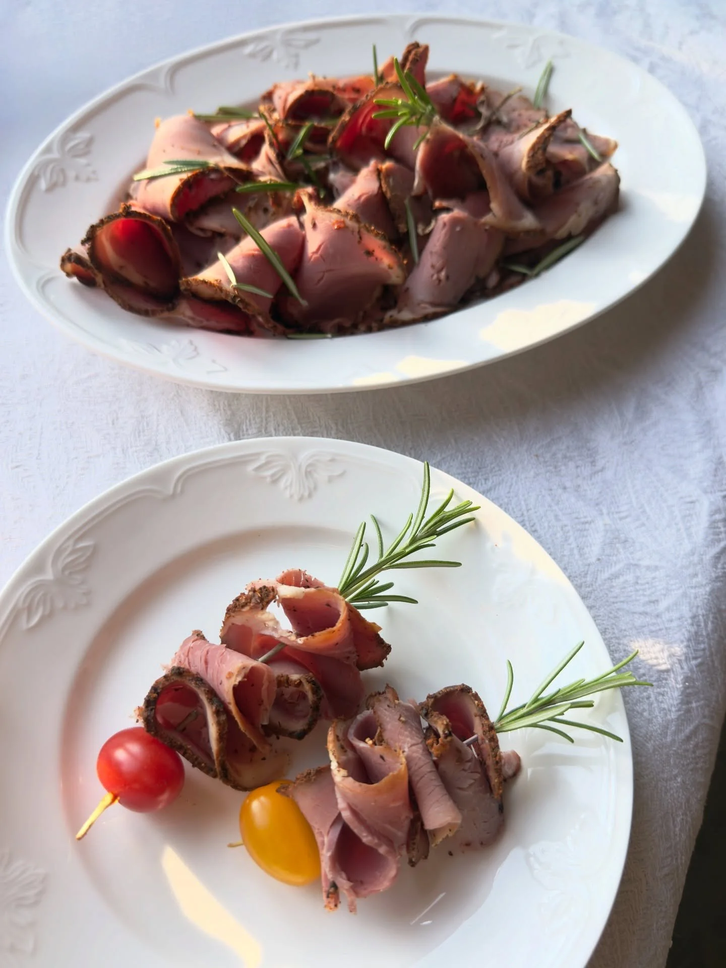Halloj, vill ni ha en god pastrami p&aring; julbordet s&aring; har vi precis fyllt p&aring; med v&aring;ran i g&aring;rdsbutiken. Ett gott inslag med lite hetta bland alla traditionella smaker. Pastrami passar till mycket, som till exempel till snitt