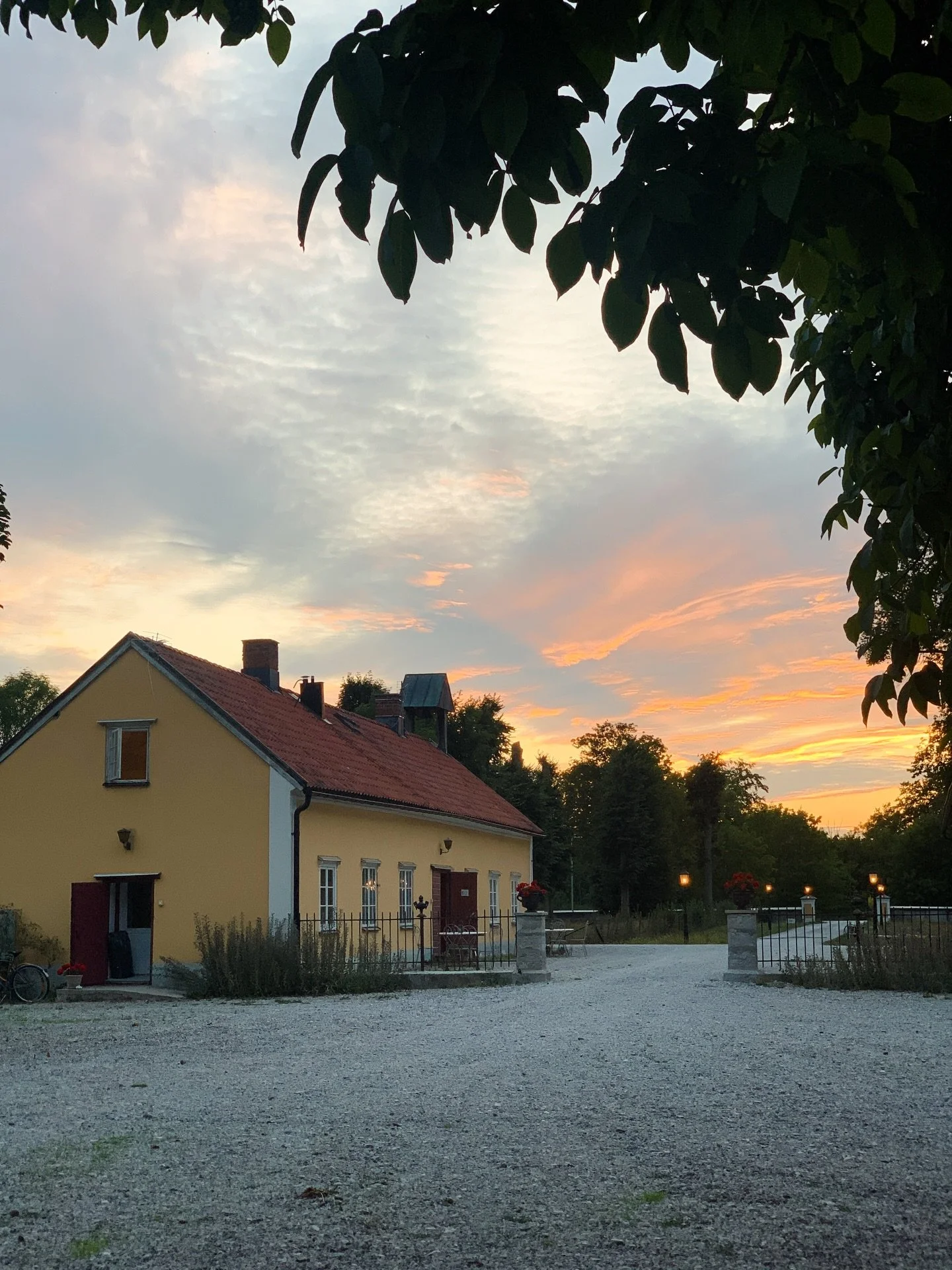 Sommaren 2026 fylls nu.
Vi har n&aring;gra lediga veckor kvar under h&ouml;gs&auml;songen:

🌼 Vecka 27: R&auml;ttarebostaden f&ouml;r 8 personer

🌸 Vecka 27, 29, 30 &amp; 32: L&auml;genhet 4 personer

Skicka mail f&ouml;r mer info eller boka direkt