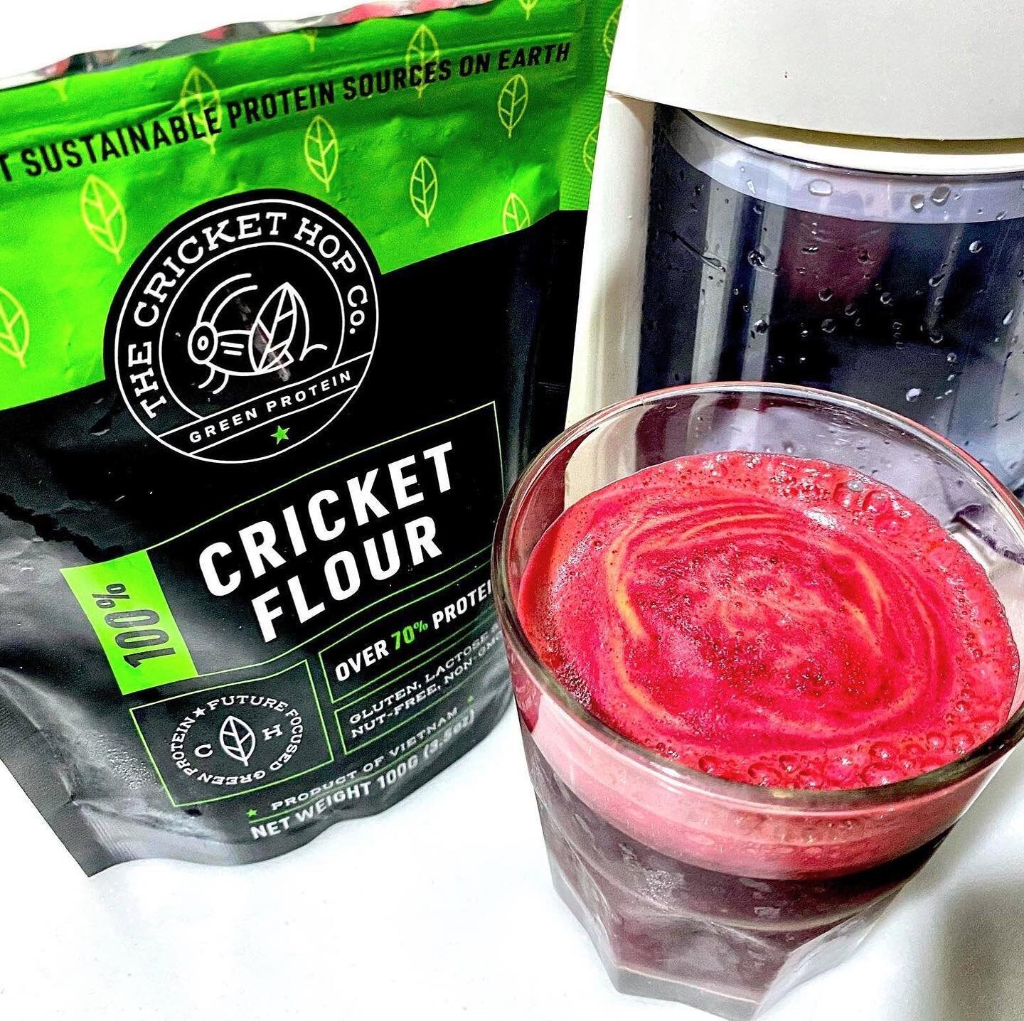 (🇬🇧) New week, new blend 💪🌏🥦🌿 It&rsquo;s quick work to get a protein and nutrient boost with a juice or smoothie! Blend carrot, beets, ginger and a good serving of cricket powder. 🥕🦗 🥃 (🇻🇳) Tuần mới. Nước ép mới. 💪🌏🥦🌿 Thật 