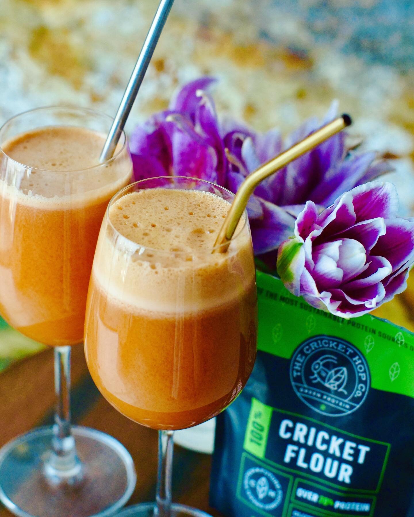 Crickets for any occasion 🍸🍹🍾🥂🦗🍎🥕🍏 Juice - Apples, carrots, cricket flour and ginger for a little kick! 😊 
#crickethop #edibleinsects #juice #healthyfood #lifestyle #superfoods #immunebooster #immunesupport #natural #futurefocused #greenprot