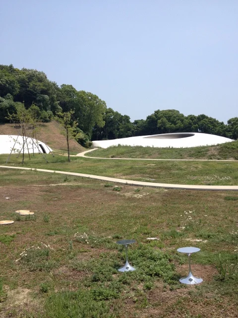美術館の敷地内、美術館を正面にみた外の広場に椅子やらが置かれてて、ここで座ってのんびりできる
