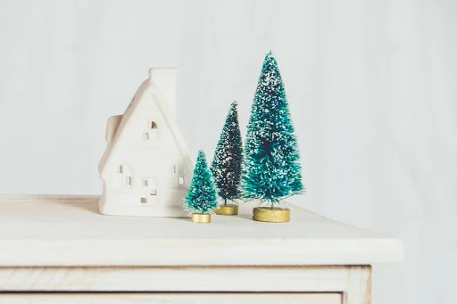 Because everyone knows a family who live in a Christmas cake decoration