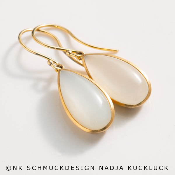 NK_SCHMUCKDESIGN_NADJA_KUCKLUCK_Mondsteinohrhänger_Gelbgold750.jpg