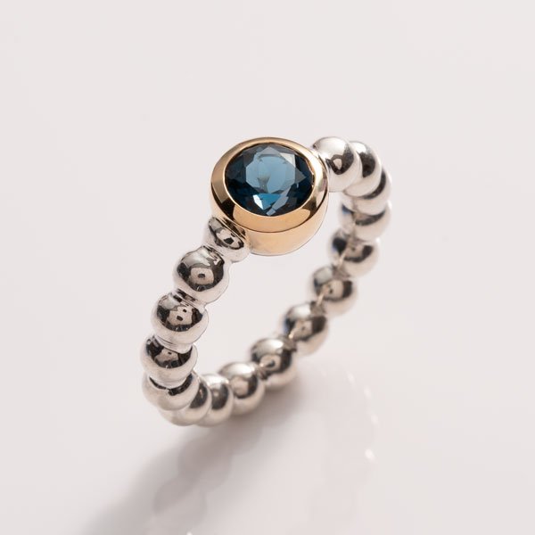 kugelring-silberring-london-blue-topas.jpg