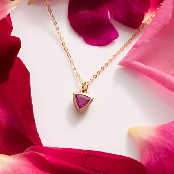 rubellitanhaenger-pink-turmalin-triangel-gelbgold.jpg
