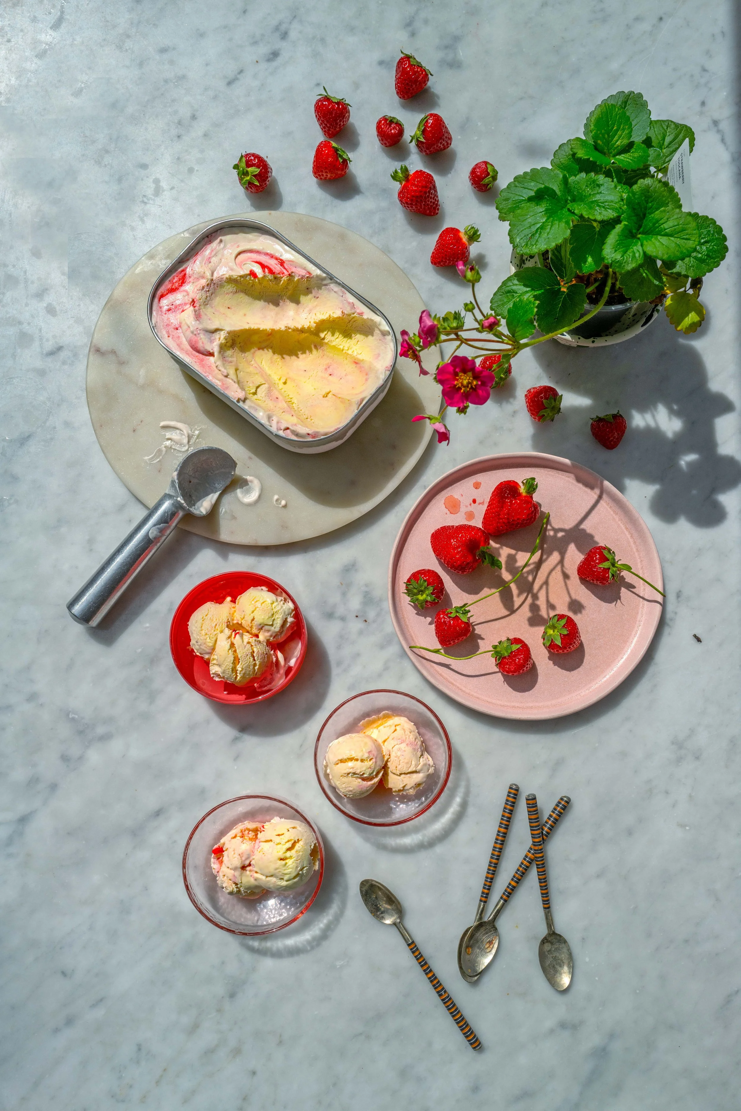 SUMMER_STRAWBERRY_ICE_CREAM.jpg