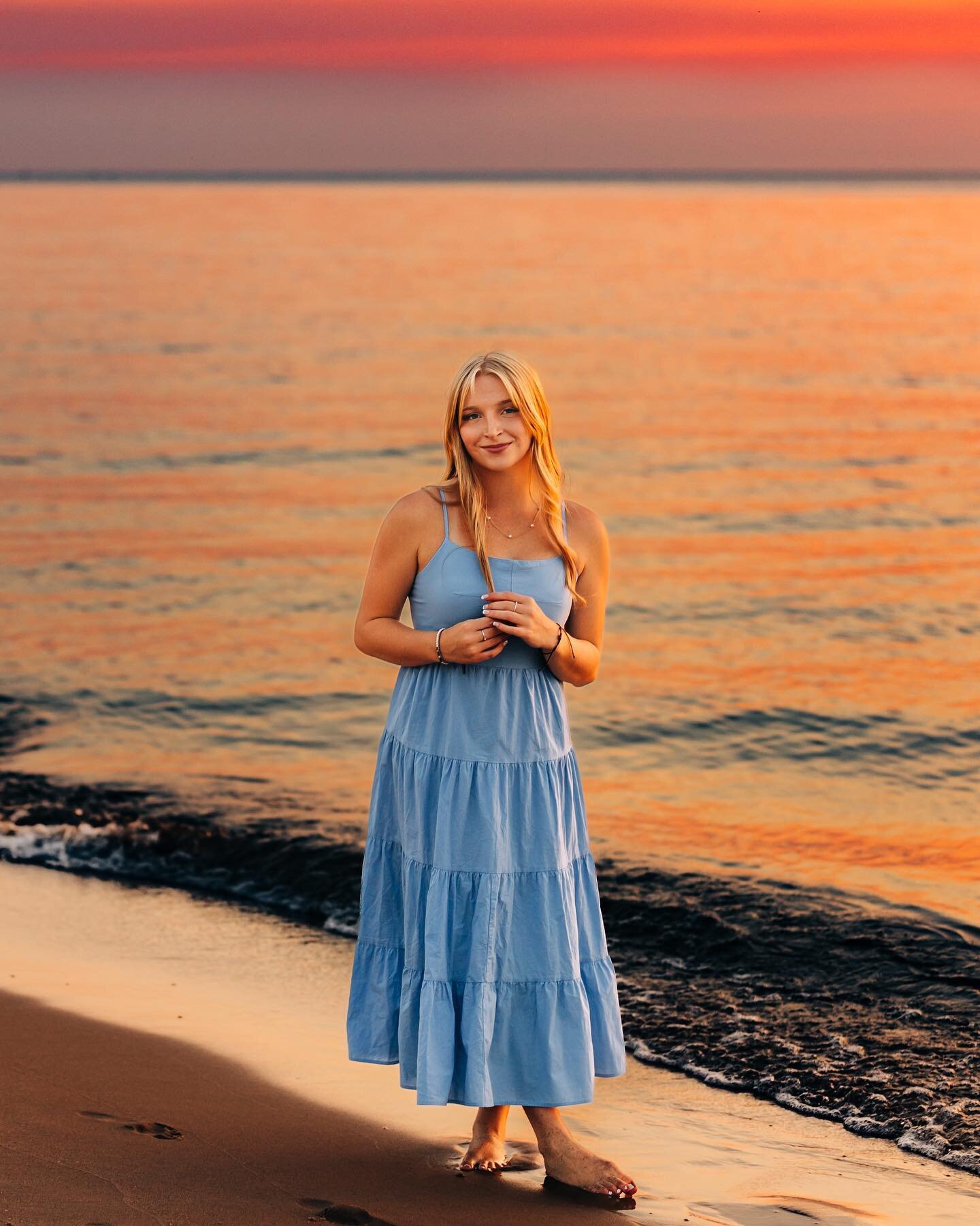 We&rsquo;re always getting blessed with the most beautiful sunsets for senior sessions 🥹🫶🏻🧡🌞

Xana traveled all of the way from Colorado for her senior session with me!! 🥹 she hopped on a plane after school on Friday &amp; was back by Monday!! 