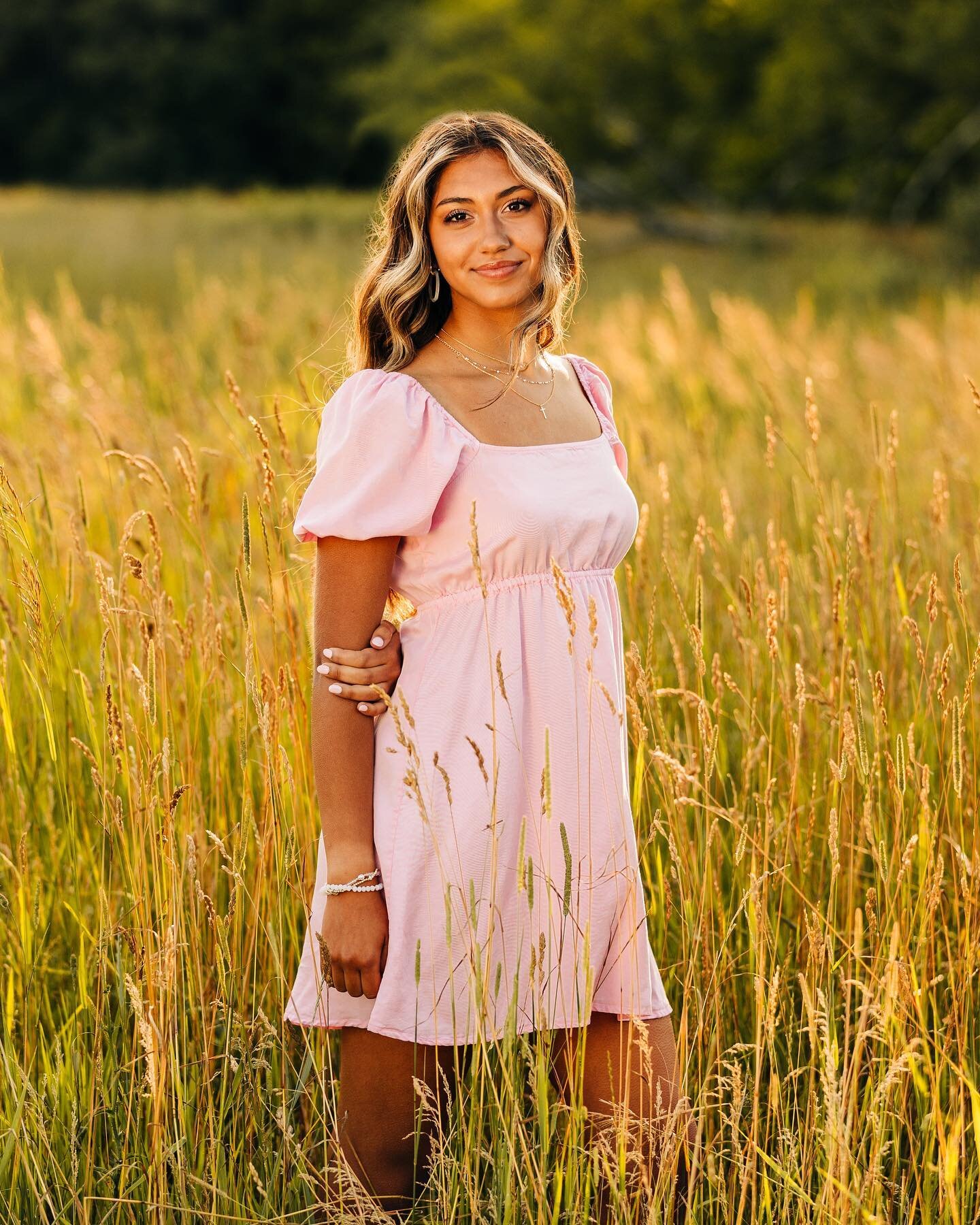 Oh how I cannot wait to roam through tall, grassy summer fields 🌾🤍

I love the pop of pink from Abby&rsquo;s dress in this field 💗 so, so stunning!