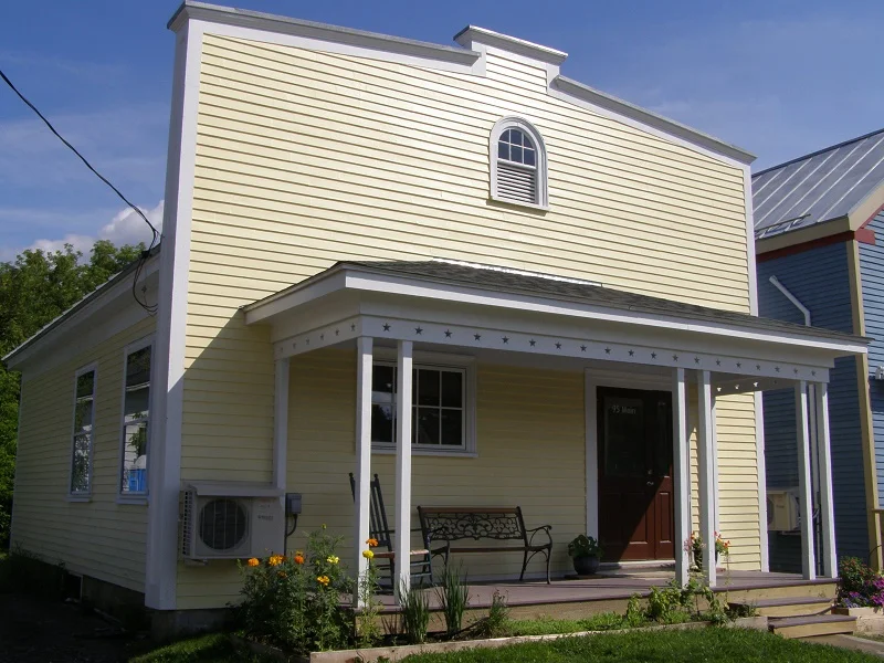 Unity: Bank repurposed into a single-family home