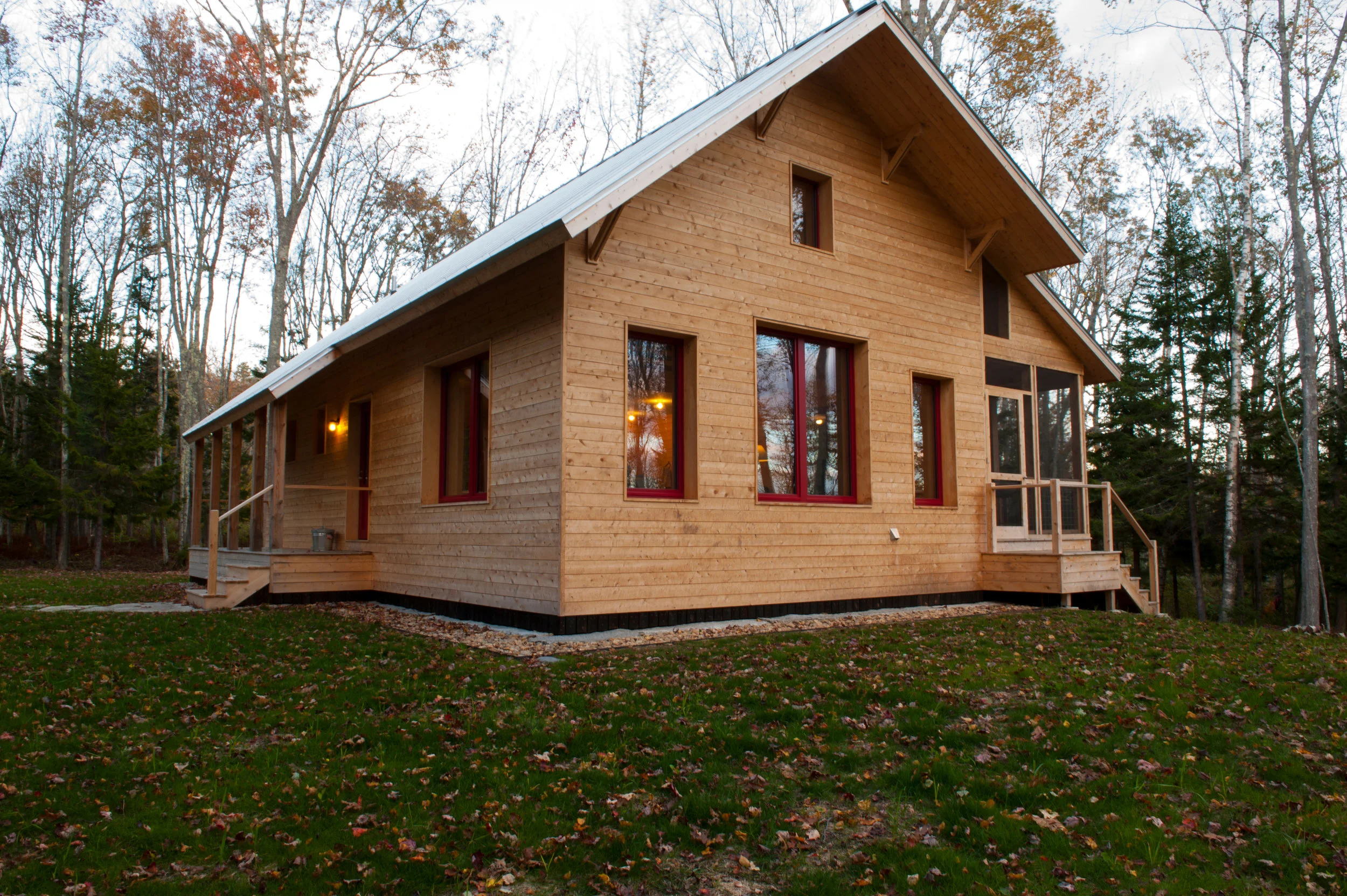 Designed by George Penniman Architects and constructed of highly insulated, pre-fabricated panels by Ecocor, this Harpswell cabin has an estimated $400 annual cost for heat and electricity. Photo: ncob photo