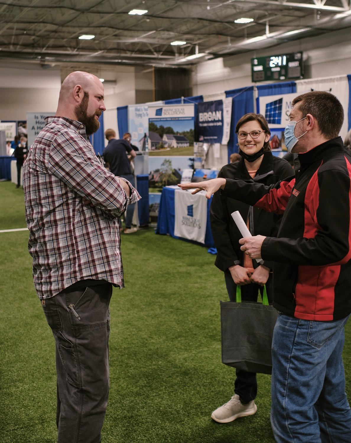 Casco Bay Insulation chats with attendees.