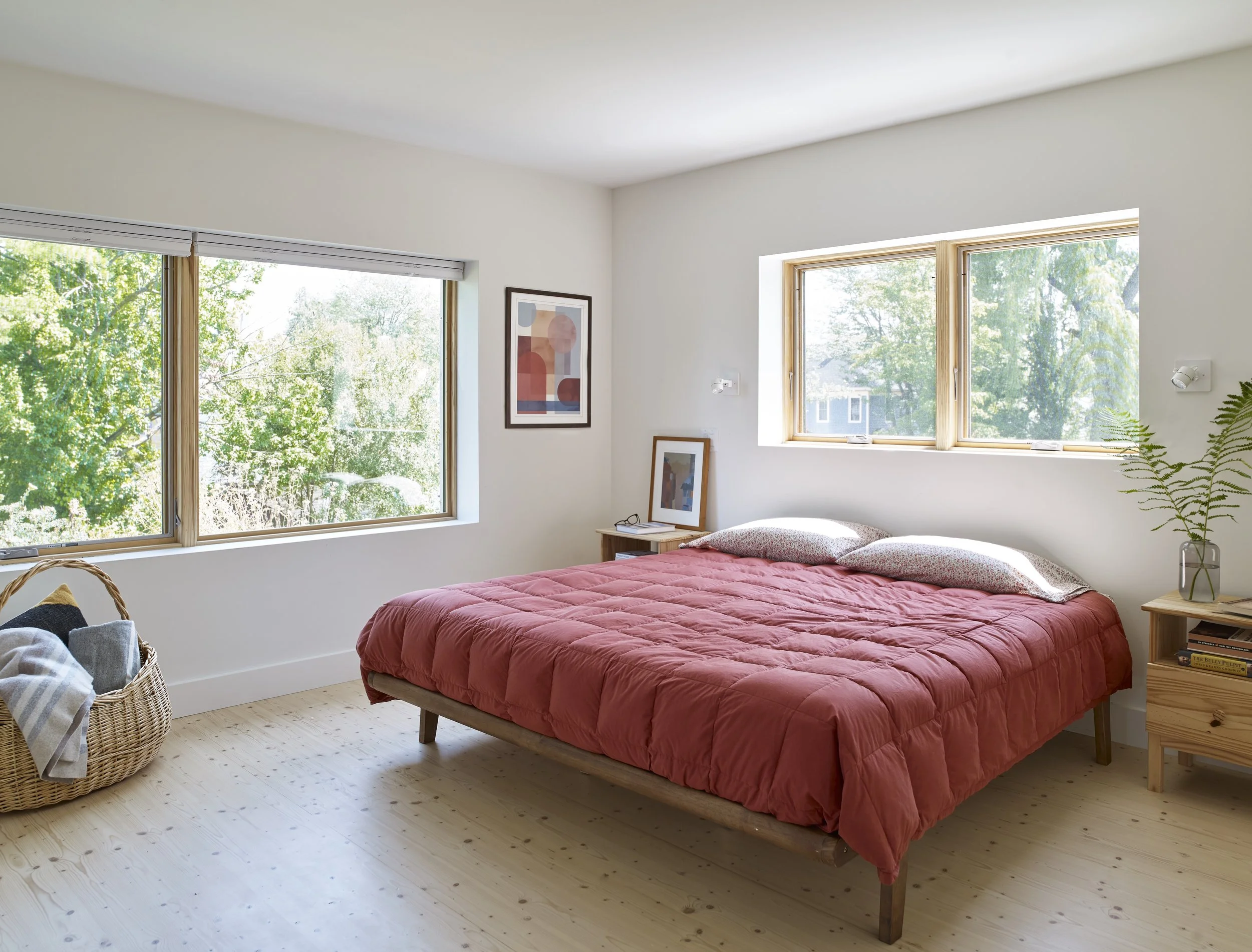 In the primary bedroom, large, unadorned, triple-glazed windows provide an ever-changing panorama of the seasons and a direct view onto the green roof.