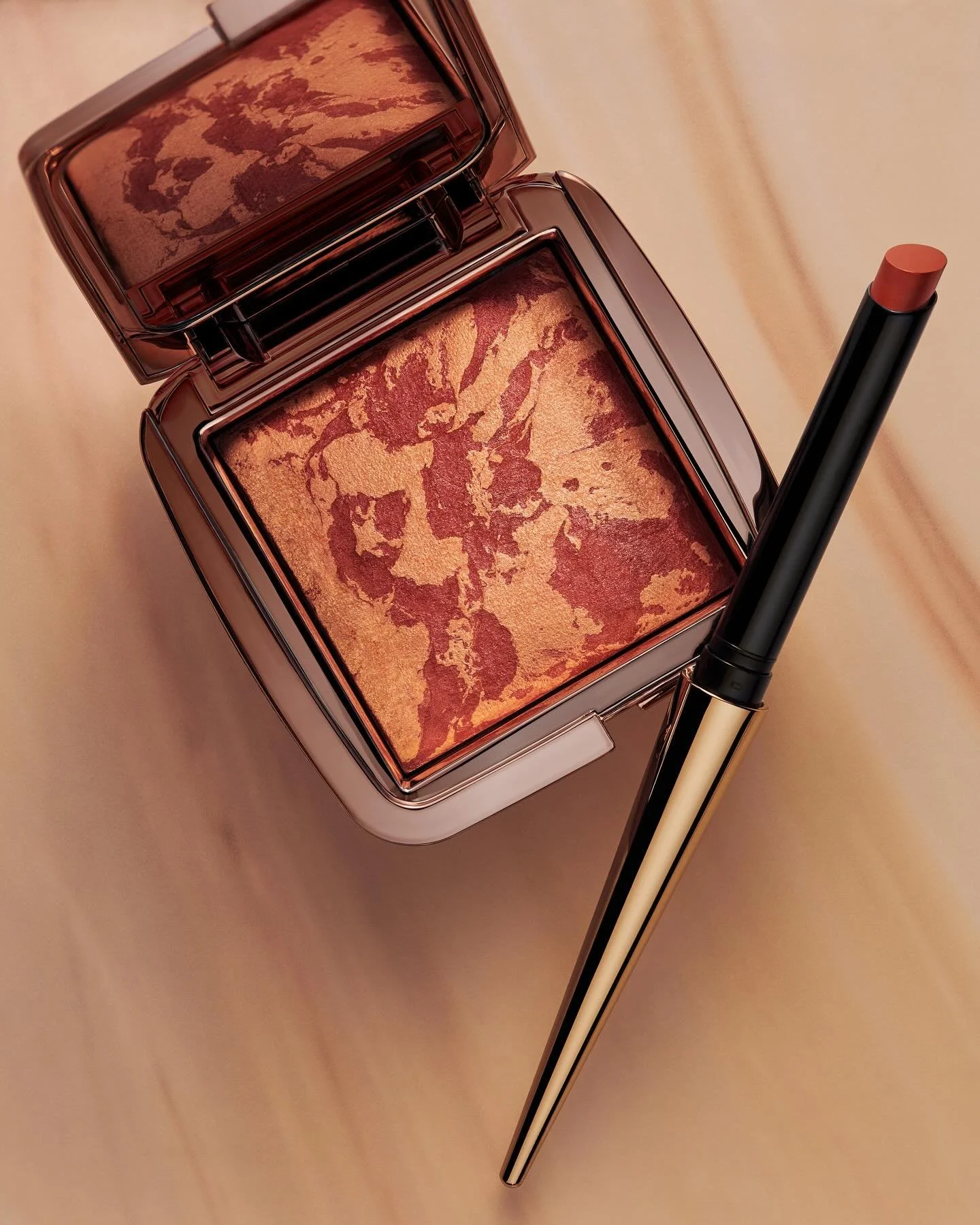 From a while back with stylist @michelle_in_a_handbasket 

#cosmetics #stilllifephotographer #productphotography #hourglasscosmetics #stilllife #beautyphotography #cosmeticsphotography