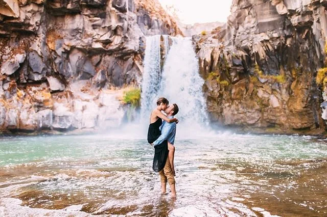 YOU GUYS. Spring is around the corner (ok maybe it&rsquo;s not and these few sunny days have me messed up 🤣) and I can&rsquo;t wait for all of my adventurous engagement sessions to come.☀️ I can&rsquo;t even begin to explain how lucky I feel to live
