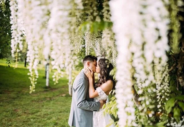I had never seen a wisteria tree before this, and now I kinda want to live inside of one because they are so dang pretty. 😂 Here&rsquo;s one of my favorite photos from Leslie and Riley&rsquo;s elopement! Hope you guys are all doing well. &hearts;️