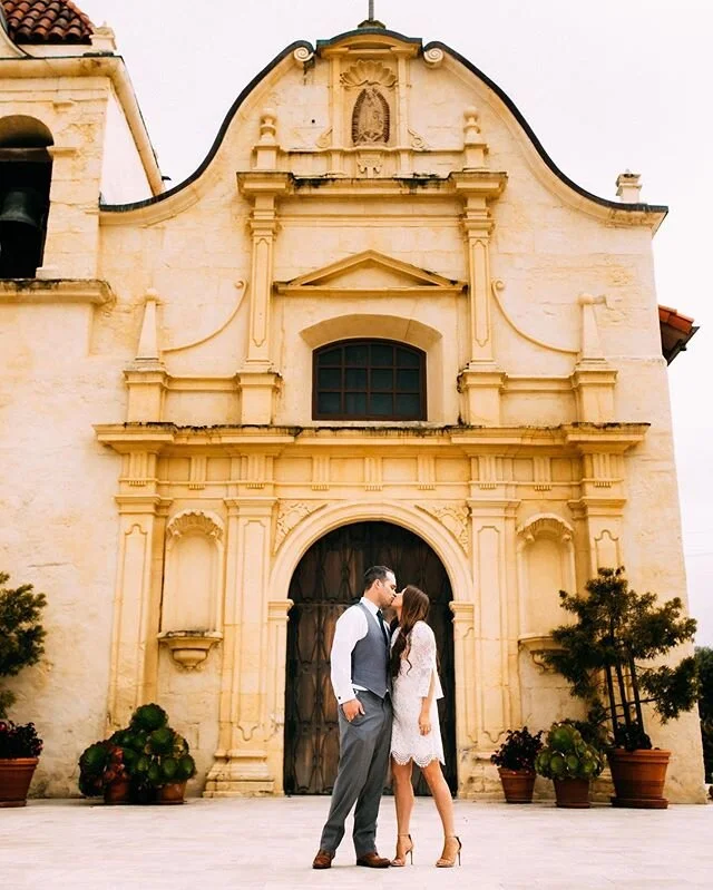 Today marks the 1 yr anniversary for these beautiful people and it’s really making me want to be back in Monterey. ♥️ The stunning architecture everywhere, succulents growing out of buildings and sidewalks, delicious food and good weathe