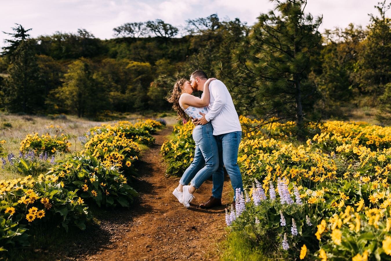 Had such an amazing morning with Katy &amp; Nick. We went out to Rowena crest and were not disappointed 😍🥰 These 2 also taught me so much about wildflowers, plants, and gave me such great conversation. I can&rsquo;t wait for your spring wedding nex