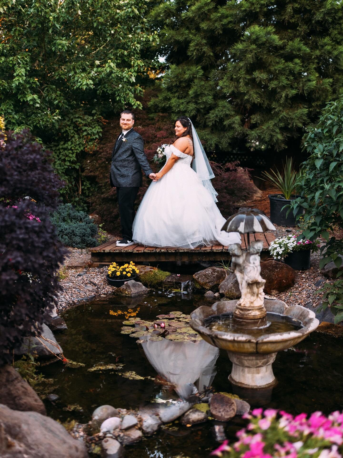 🌸✨ Nicole &amp; Tyler celebrated their wedding with a dreamy day at @loghousegardenatwillowlake ! This colorful garden wedding was bursting with vibrant florals, sunshine, and delicious food! From the amazing coordinator who made everything seamless