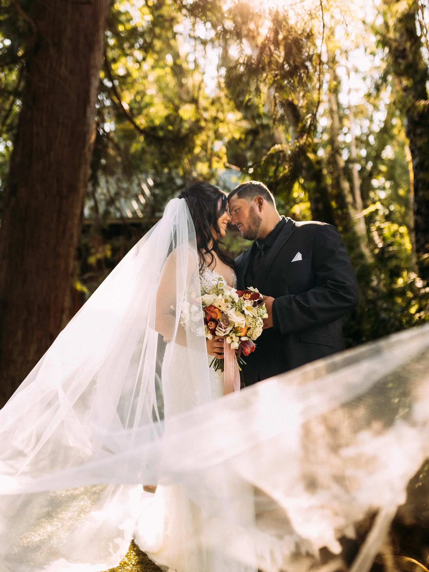 Had the pleasure of shooting Kasey &amp; Jay&rsquo;s gorgeous winery wedding. Perfect weather, amazing food, lovely people - the day was one for the books! 📚 

@kc_schlatter @poppiesandpaisleyfloral 

.
.
.
#oregonweddingphotographer #oregonweddingp