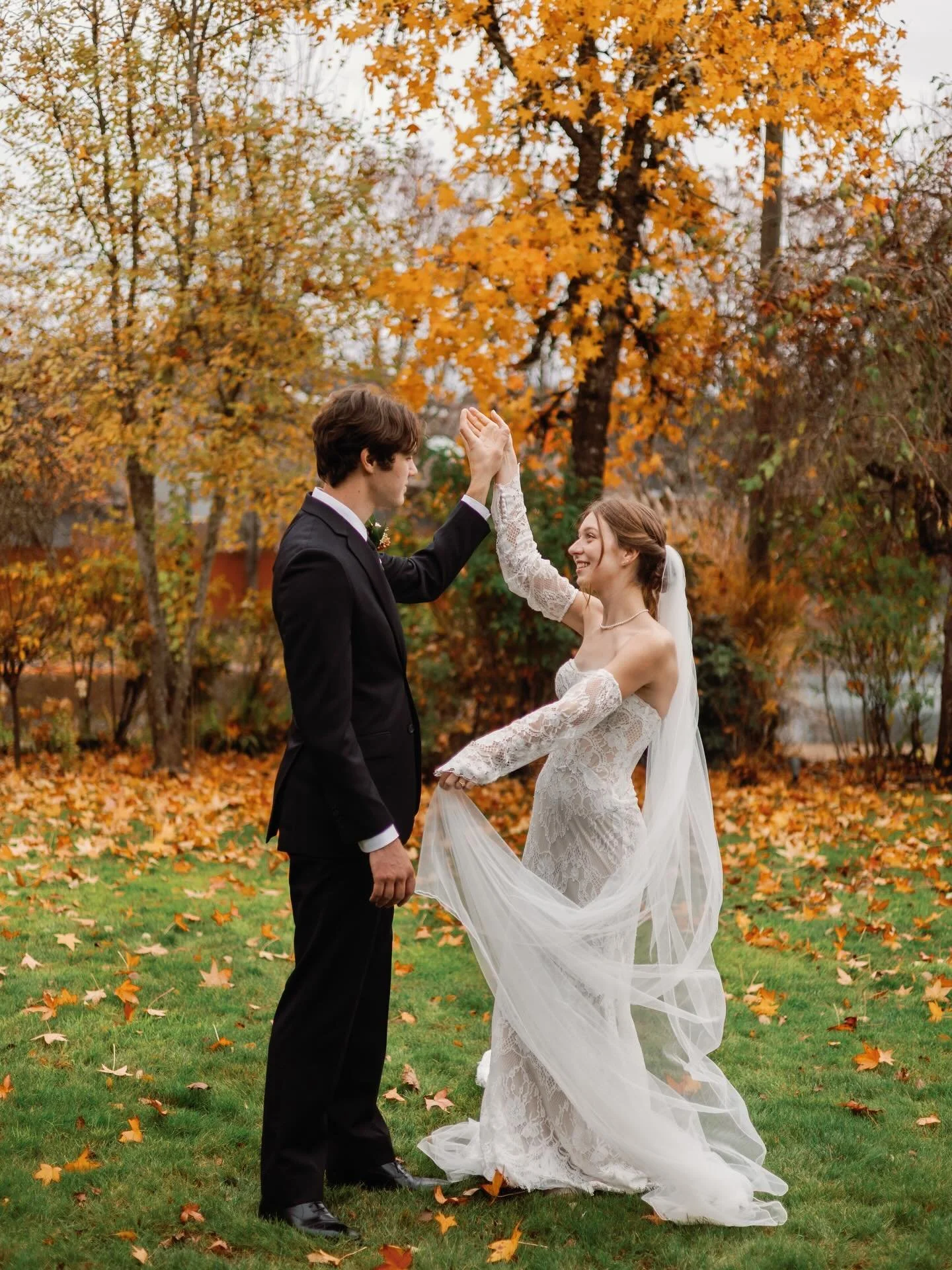 The most stunning fall wedding at @thewateroasis 🥹 Madelena &amp; Liam were the absolute sweetest and I&rsquo;m so thankful I had the opportunity to photograph their day ❤️ #wateroasiswedding #wateroasisweddings #wateroasisweddingphotographer #portl