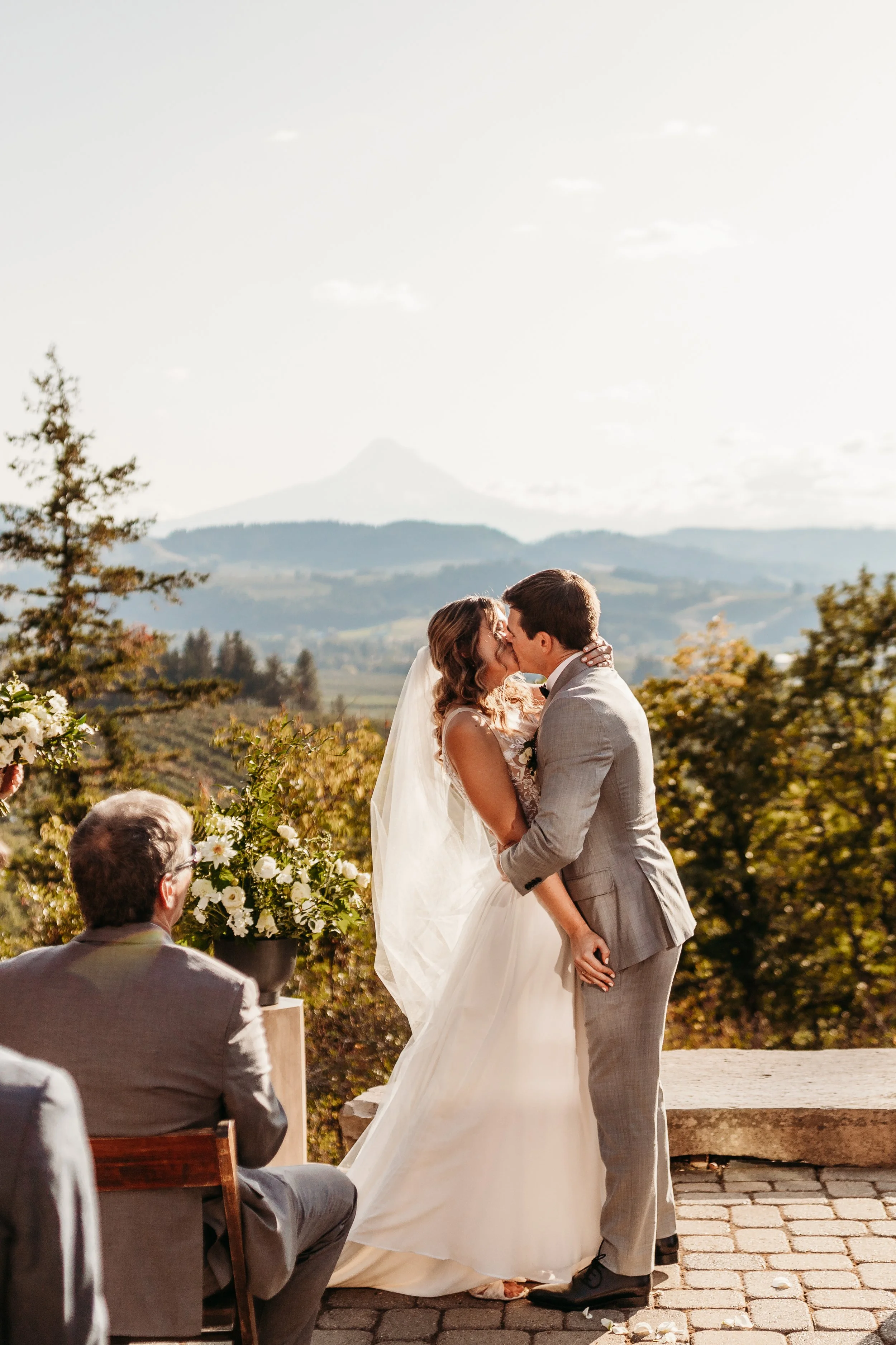 Stephanie &amp; Kurtis’ Crag Rat Hut Wedding in Hood River, Oregon | Columbia River Gorge Wedding Photographer