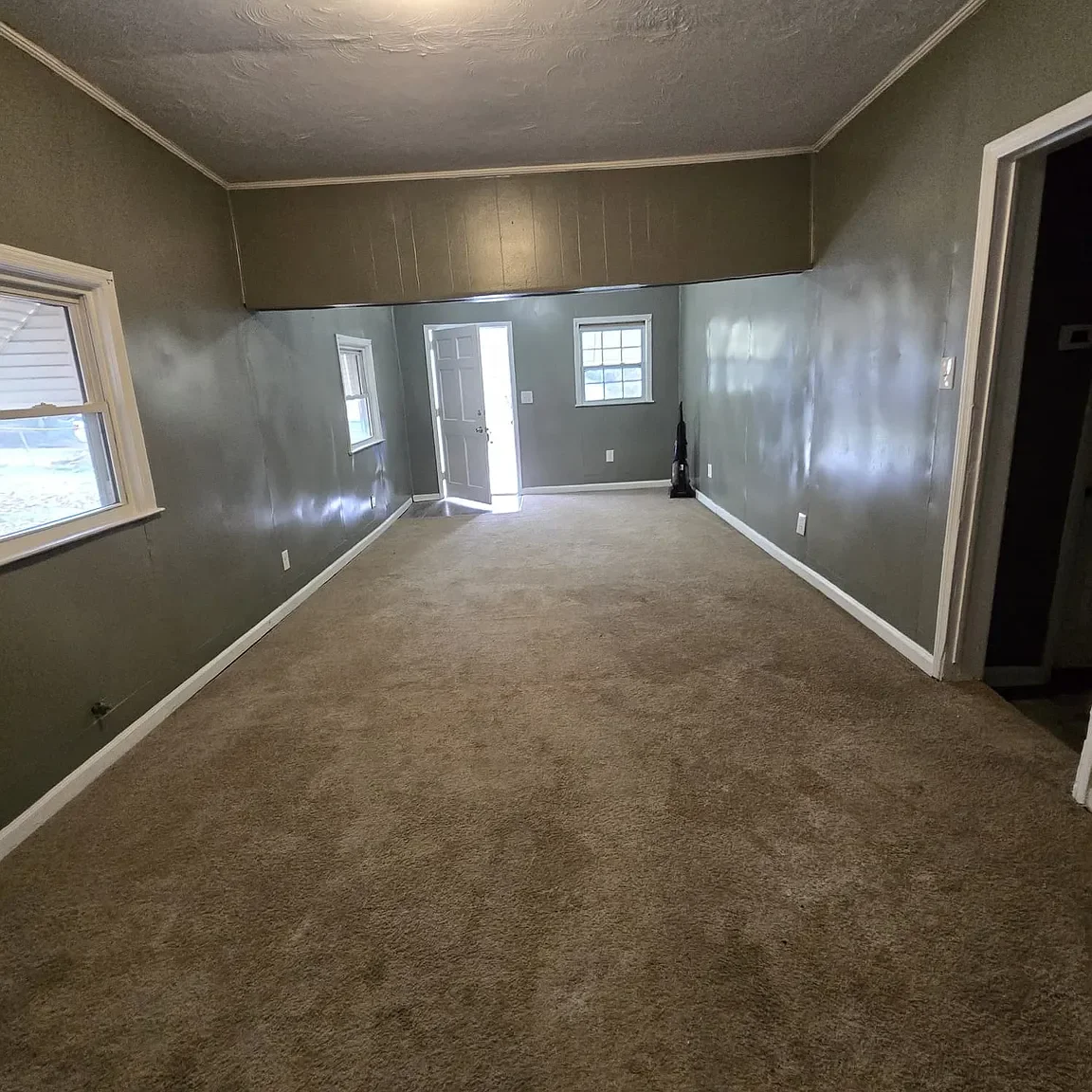 4145 Forest Ave living room.webp