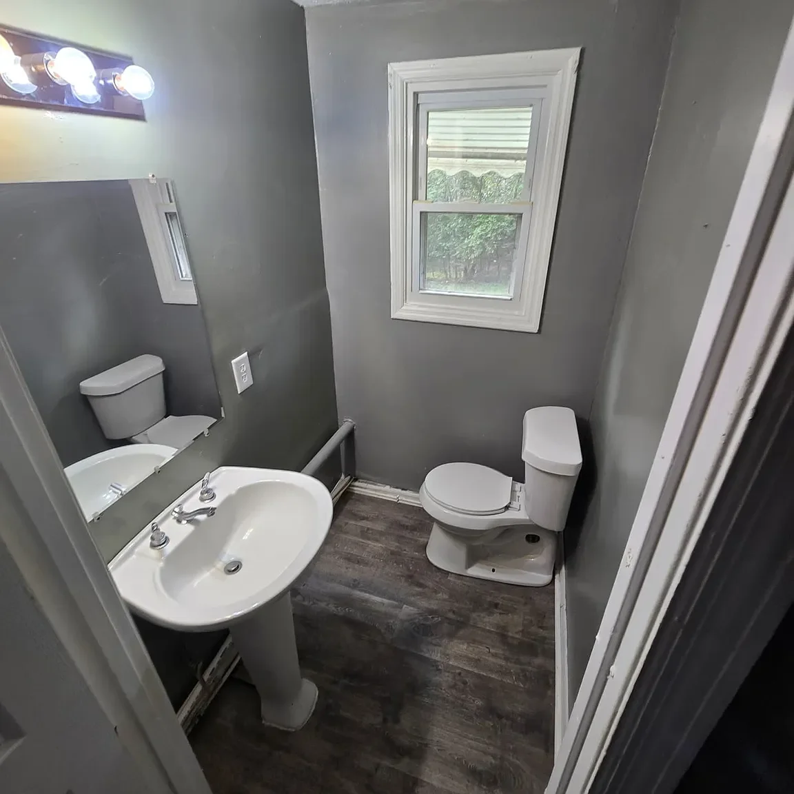 4145 Forest Ave  bathroom.webp