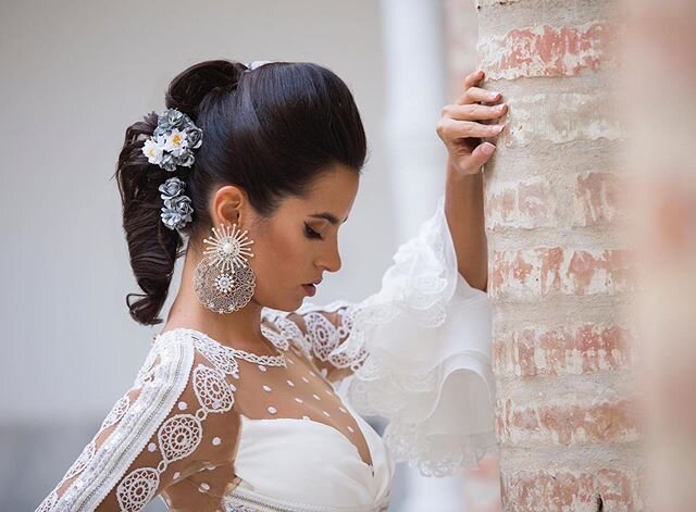 E C L I P S E 
&Uacute;ltimo trabajo para la dise&ntilde;adora .
@teressaninuatelier 
Fotograf&iacute;a. @marialopezfoto 
Complementos. @maitecardenascomplementos 
Direcci&oacute;n art&iacute;stica. @josemarialopez_ 
Modelos.
@nuriaamg 
@tatiana_delg