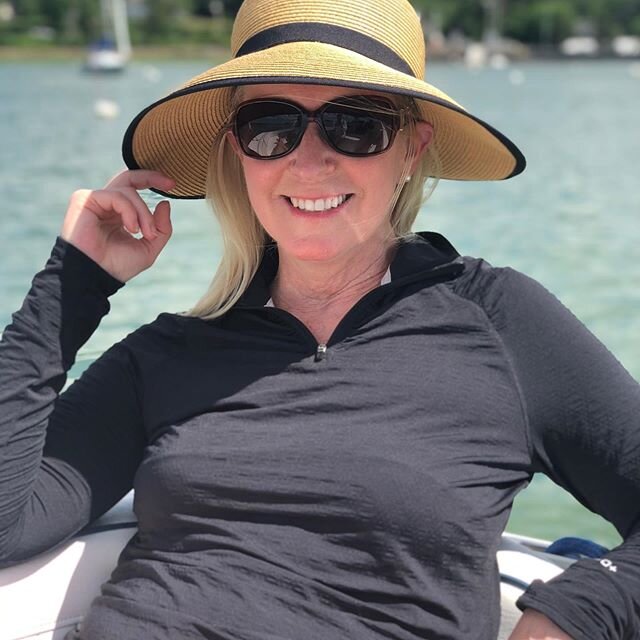 Soaking up the sun - safely with this lightweight top from our friends at @coolibar @parkerkelleytvhost .
.
.
#sunprotectionclothing #sunshine #boating #newengland #parkerkelley #ilovehats #sunsetpoint #hull #boaterhat #boater #weekendvibes #hat #bla