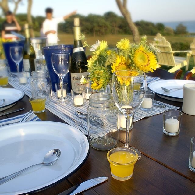 Beautiful day for some outdoor dining. Don&rsquo;t you agree? This episode filmed on Marthas Vineyard and all other episodes can be seen on our website homelifeandstyle.com @snowandjones @classictilehingham @longfellowdesignbuild @the_pinehills @etha