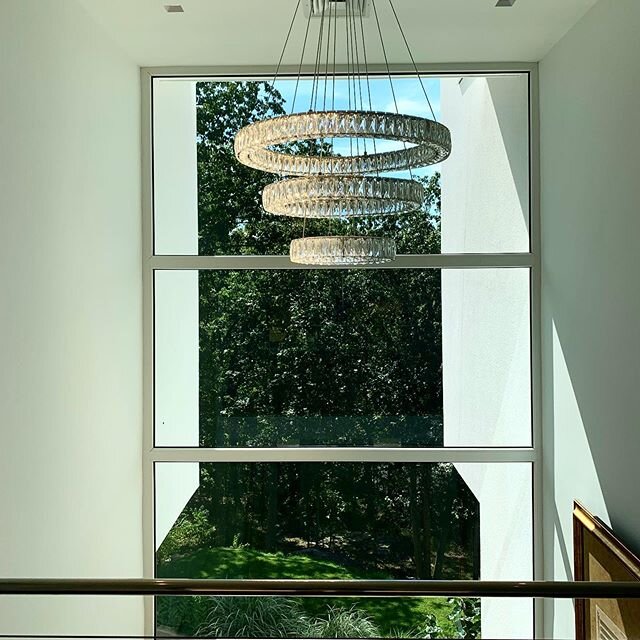Love the way the light and lighting worked in this Fairfield, CT home. Not a detail missed in this stunningly beautiful and intentional contemporary home designed by the Architect/homeowner! Now on-line homelifeandstyle.com
.
.
.
#connecticut #fairfi